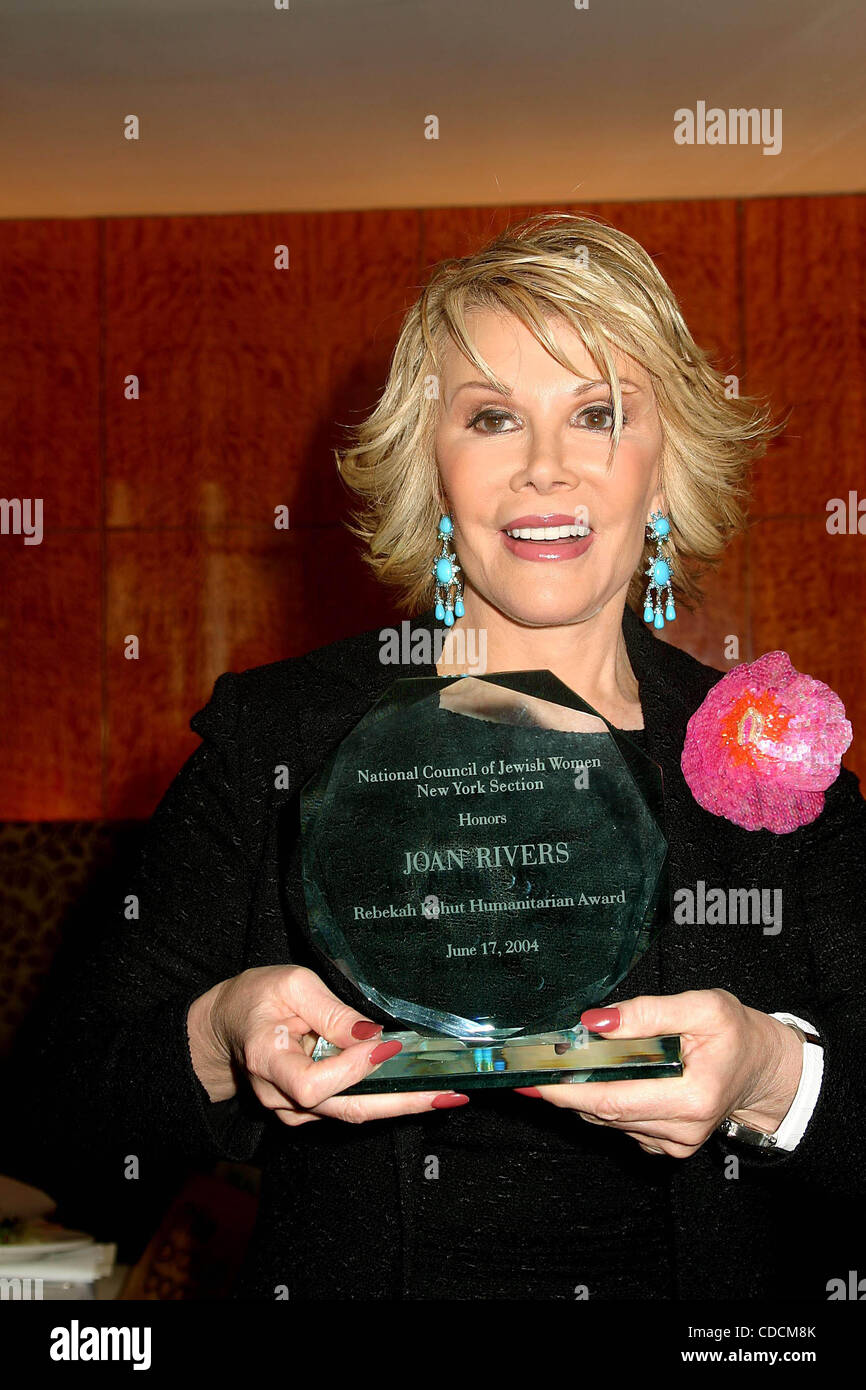 K37925ML. DER Nationalrat der jüdischen Frauen NEW YORK Abschnitt, JOAN RIVERS im BRYANT PARK zu Ehren GRILL IN NEW YORK neue York.6/17/2004.  / 2004. (Kredit-Bild: © Mitchell Levy/Globe Photos/ZUMAPRESS.com) Stockfoto