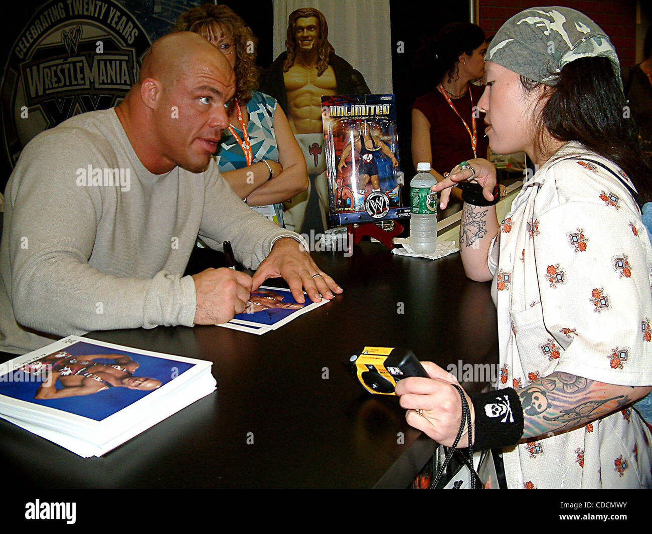 K31180ML. (WWE) SUPERSTAR KURT ANGLE in der Lizenzierung INTERNATIONAL 2003 SHOW AT Jacob CONVENTION CENTER IN New York City .6/12/2003.  / 2003. (Kredit-Bild: © Mitchell Levy/Globe Photos/ZUMAPRESS.com) Stockfoto
