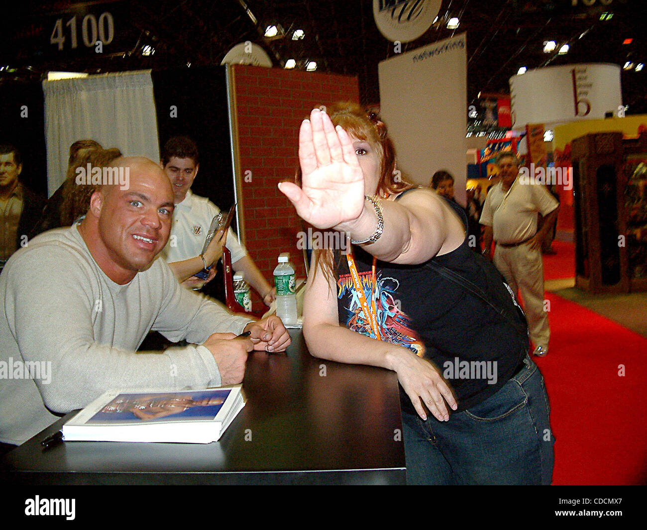 K31180ML. (WWE) SUPERSTAR KURT ANGLE in der Lizenzierung INTERNATIONAL 2003 SHOW AT Jacob CONVENTION CENTER IN New York City .6/12/2003.  / 2003. (Kredit-Bild: © Mitchell Levy/Globe Photos/ZUMAPRESS.com) Stockfoto