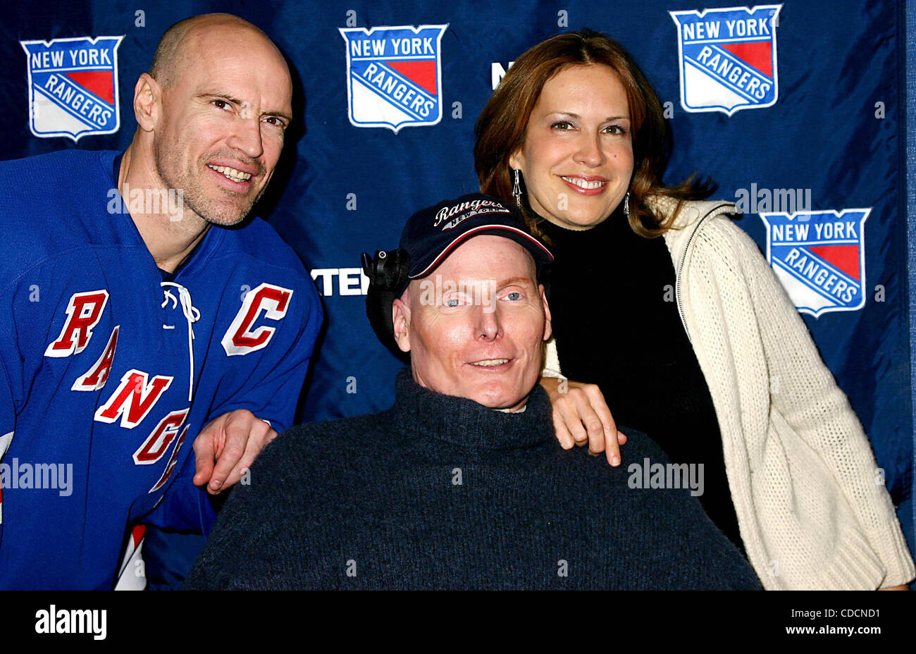 K35139ML. SUPERSKATE VI. Ein Promi Eishockey EVENT nutzen Rangers jubeln für Kinder und CRPF im MADISON SQUARE GARDEN IN NEW YORK neue York.1/25/2004.  / 2004.MARK MESSIER mit CHRISTOPHER REEVE und Frau DANA REEVE (Kredit-Bild: © Mitchell Levy/Globe Photos/ZUMAPRESS.com) Stockfoto