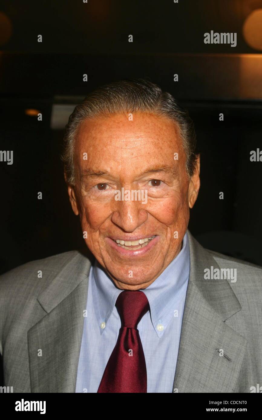 K37750ML. MOMA (MUSEUM OF MODERN ART) 36. jährliche PARTY im Garten ROSELAND, NEW YORK New York 08.06.2004.  / 2004..MIKE WALLACE (Kredit-Bild: © Mitchell Levy/Globe Photos/ZUMAPRESS.com) Stockfoto