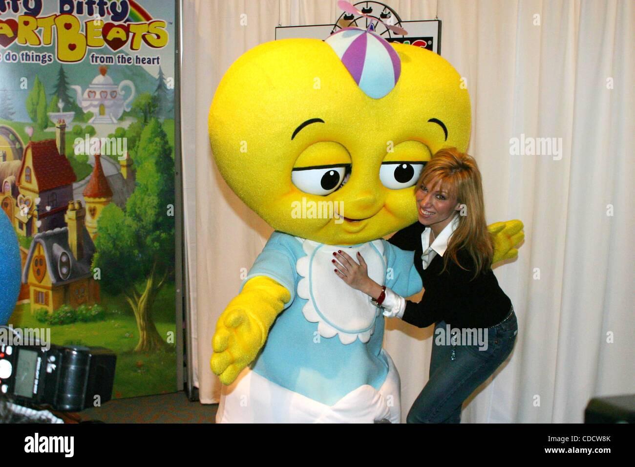 1. Januar 2011 - New York, New York, USA - K33615RM Kinder bundesweit Besuch ihrer lokalen TOYS R US speichern, nehmen Sie Teil an der ITTY BITTY HEARTBEATS Versprechen FO tun aus dem Herzen NEW YORK New York 21.10.2003.  / DEBORAH GIBSON und Charaktere aus der ITTY BITTY HEARTBEATS Serie (Credit Ima Stockfoto