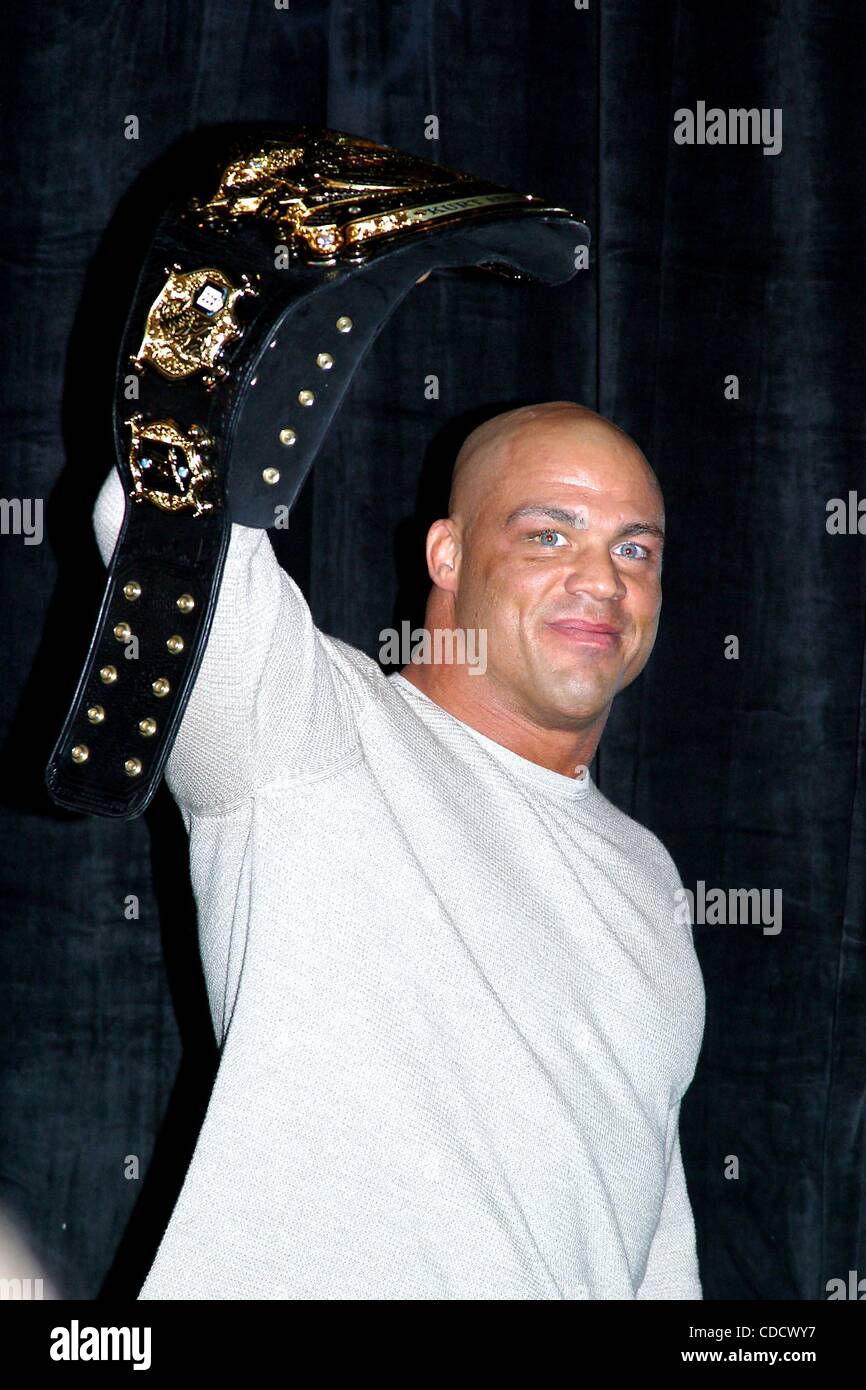 1. Januar 2011 - New York, New York, USA - K29657RM SD0318. PRESSEKONFERENZ ZUR ANKÜNDIGUNG DER ALL-STAR-LINEUP VON SUPERSTAR (WWE). PROMINENTE GÄSTE UND MUSIKALISCHE DARBIETUNGEN BEI '' WRESTLEMANIA XIX'' MÄRZ 30 AT SEATTLE SAFECO FIELD... AT die ESPN ZONE IN New York City.   / 2003.KURT Winkel (Cr Stockfoto