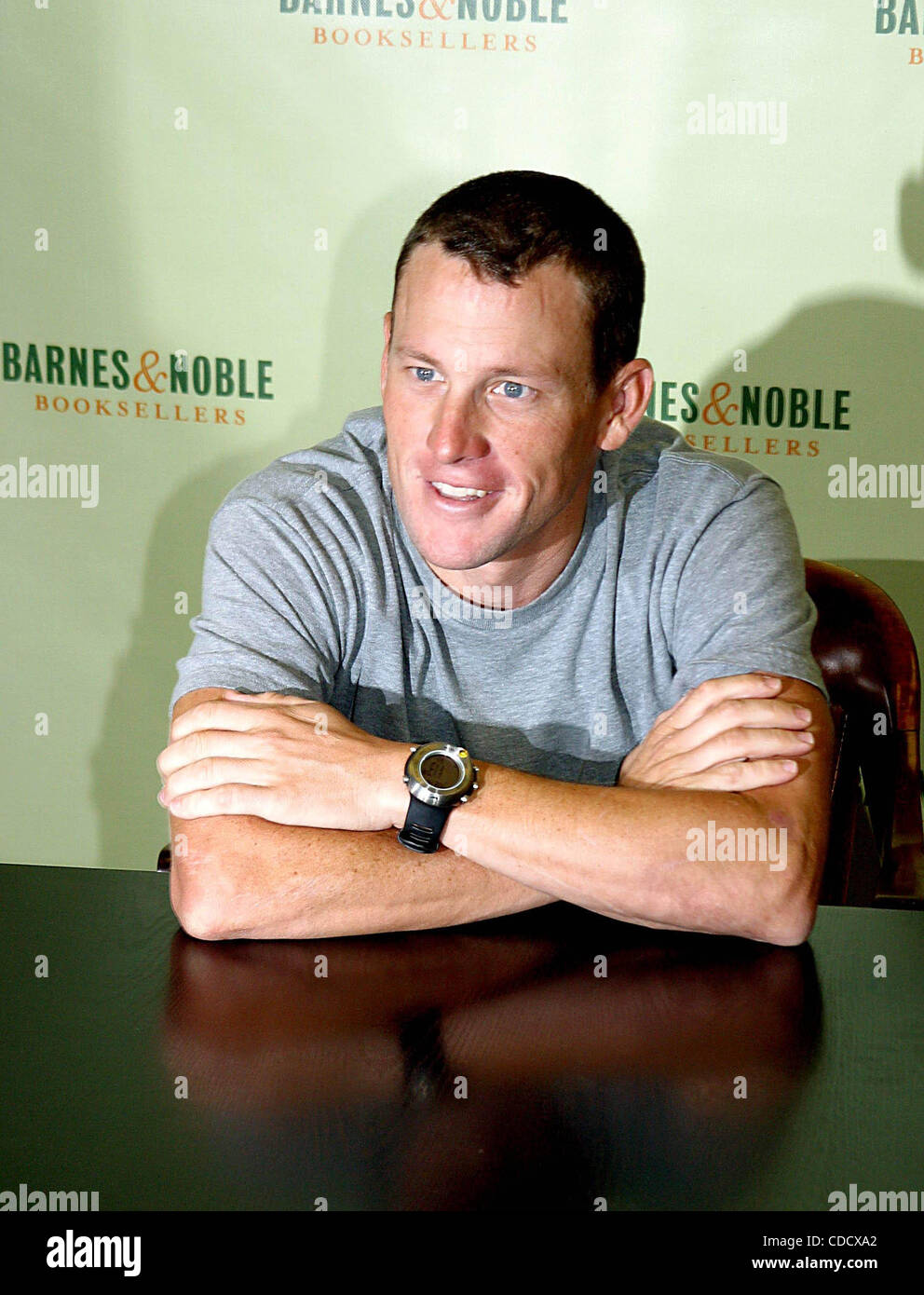 1. Januar 2011 - New York, New York, US - K33446RM. LANCE ARMSTRONG Unterzeichnung seiner buchen '' jede Sekunde zählt '' bei BARNES AND NOBLE, ROCKEFELLER CENTER IN NEW YORK neue York.10/14/2003.  / 2003 (Kredit-Bild: © Rick Mackler/Globe Photos/ZUMAPRESS.com) Stockfoto