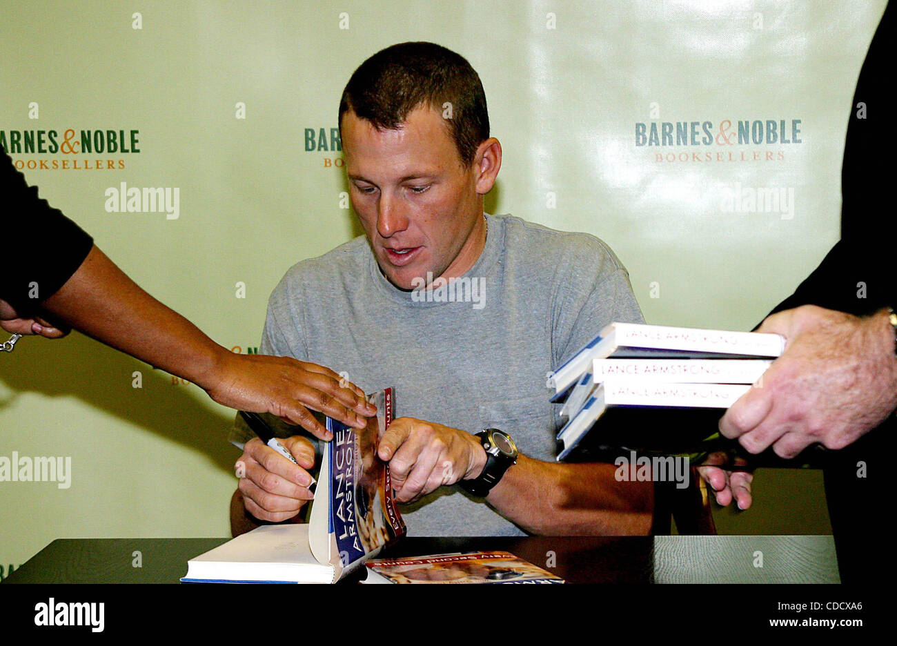 1. Januar 2011 - New York, New York, US - K33446RM. LANCE ARMSTRONG Unterzeichnung seiner buchen '' jede Sekunde zählt '' bei BARNES AND NOBLE, ROCKEFELLER CENTER IN NEW YORK neue York.10/14/2003.  / 2003 (Kredit-Bild: © Rick Mackler/Globe Photos/ZUMAPRESS.com) Stockfoto