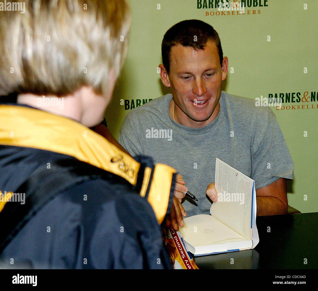 1. Januar 2011 - New York, New York, US - K33446RM. LANCE ARMSTRONG Unterzeichnung seiner buchen '' jede Sekunde zählt '' bei BARNES AND NOBLE, ROCKEFELLER CENTER IN NEW YORK neue York.10/14/2003.  / 2003 (Kredit-Bild: © Rick Mackler/Globe Photos/ZUMAPRESS.com) Stockfoto