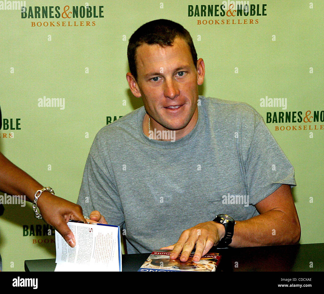 1. Januar 2011 - New York, New York, US - K33446RM. LANCE ARMSTRONG Unterzeichnung seiner buchen '' jede Sekunde zählt '' bei BARNES AND NOBLE, ROCKEFELLER CENTER IN NEW YORK neue York.10/14/2003.  / 2003 (Kredit-Bild: © Rick Mackler/Globe Photos/ZUMAPRESS.com) Stockfoto