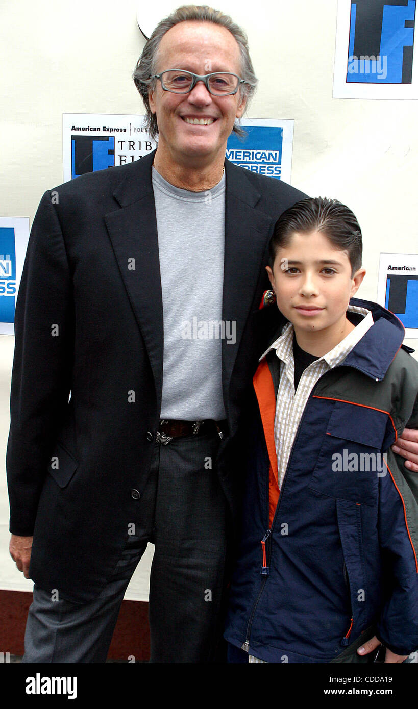 1. Januar 2011 - New York, New York, USA - PETER FONDA und Sohn EDDIE. K30566RM. *** EXCLUSIVE ***. TRIBECA FILMFESTIVAL. TRIBECA FAMILIE FESTIVAL PRÄSENTIERT '' '' MALDONADO WUNDER ''; (SALMA HAYEK REGIEDEBÜT) BEI der UA16 THEATRE IN NEW YORK neue York.5/11/2003.  / 2003 (Kredit-Bild: © Rick Mackle Stockfoto