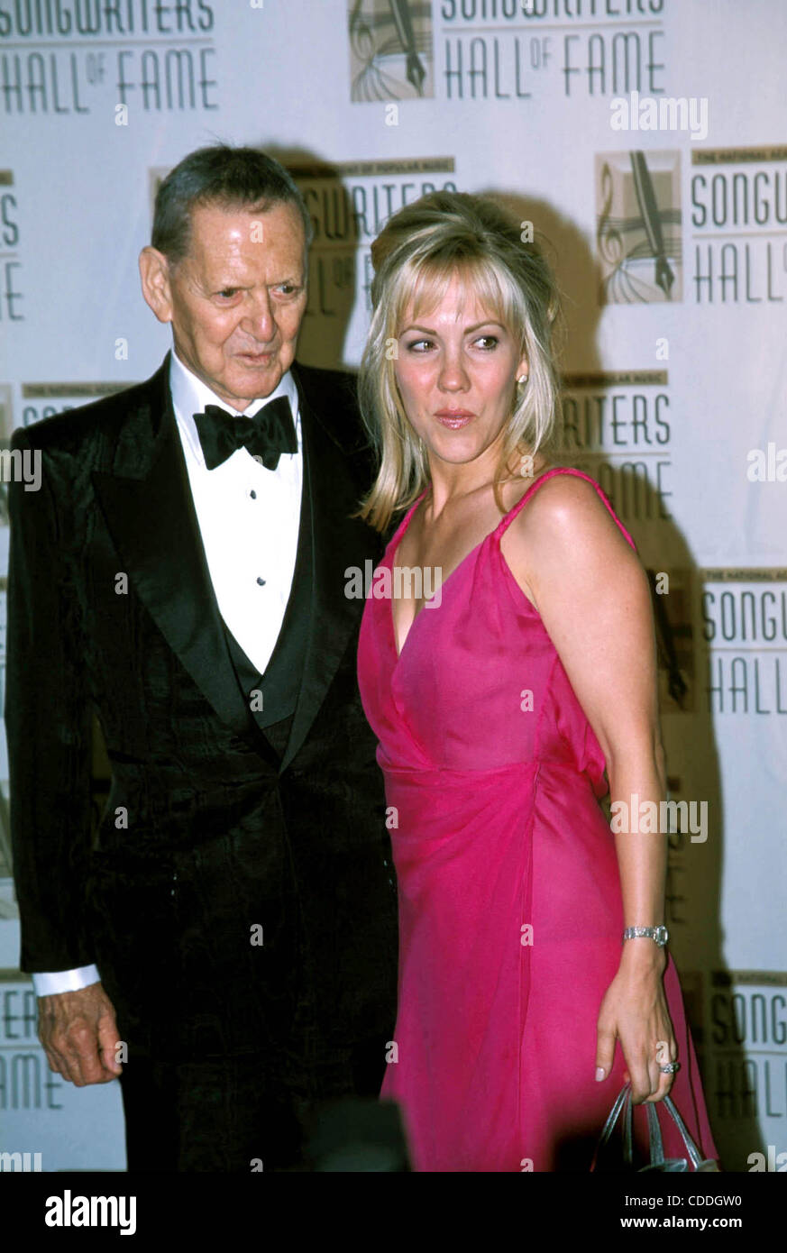1. Januar 2011 - New York, New York, USA - K22161RM SD06/14/2001.THE SONGWRITERS HALL OF FAME 32 ANNUAL AWARDS Induktion, NYC. TONY RANDALL WIFE HEIDE.  / TONYRANDALLRETRO(Credit Image: © Rick Mackler/Globe Photos/ZUMAPRESS.com) Stockfoto