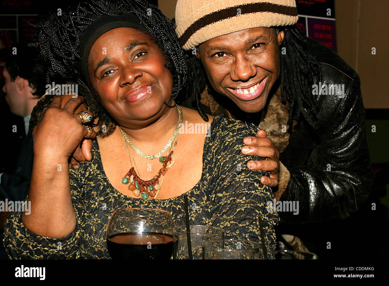 1. Januar 2011 - New York, New York, US - K35181RM. ROSIE O' DONNELL UND CYNDI LAUPER HOST. Ein DVD-RELEASE-PARTY für "nur die starken überleben '' in THE CUTTING ROOM IN NEW YORK neue York.1/28/2004.  / 2004.CARLA THOMAS und NILE RODGERS (Kredit-Bild: © Rick Mackler/Globe Photos/ZUMAPRESS.com) Stockfoto