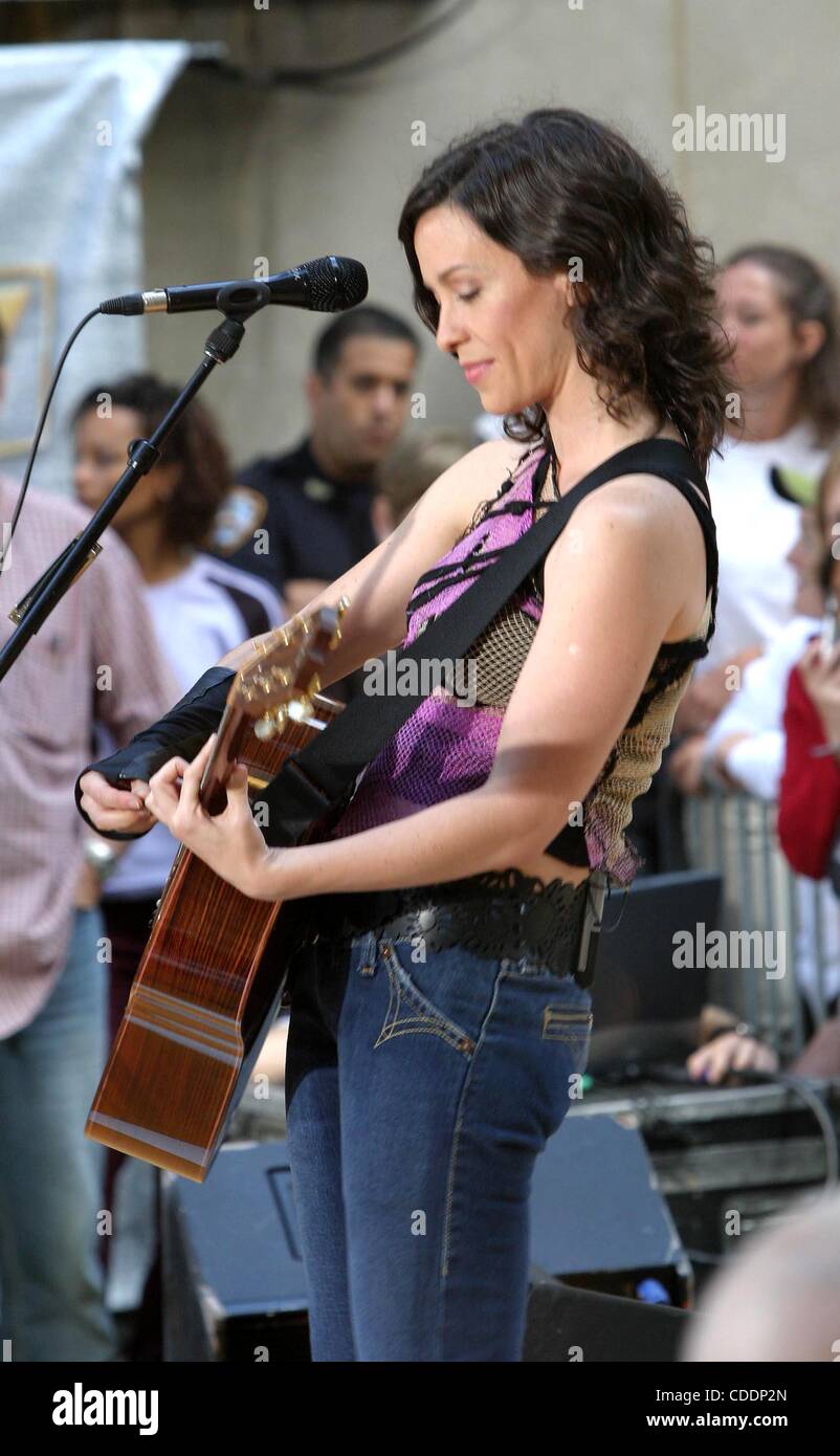 1. Januar 2011 - New York, New York, US - K32548RM. ALANIS MORISSETTE AUF DEM HEUTE-SHOW-KONZERT IN ROCKEFELLER CENTER.09/05/2003 DURCHFÜHREN. (Kredit-Bild: © Rick Mackler/Globe Photos/ZUMAPRESS.com) Stockfoto