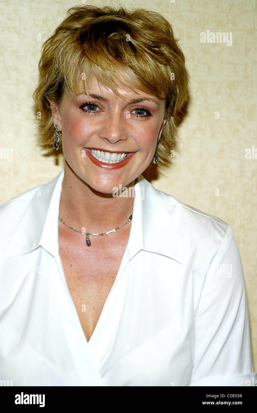 1. Januar 2011 - New York, New York, USA - K30355RM SD0501. WUNDER, DASS FRAUEN KABEL UND SHOPPEN GEEHRT BU MULTICHANNEL-NEWS UND DAS NEUE KAPITEL DER FRAUEN IM BEREICH KABEL UND TELEKOMMUNIKATION. MARRIOTT MARQUIS HOTEL, NEW YORK New York.  / 2003.AMANDA klopfen (Kredit-Bild: © Rick Mackler/Globe Pho Stockfoto