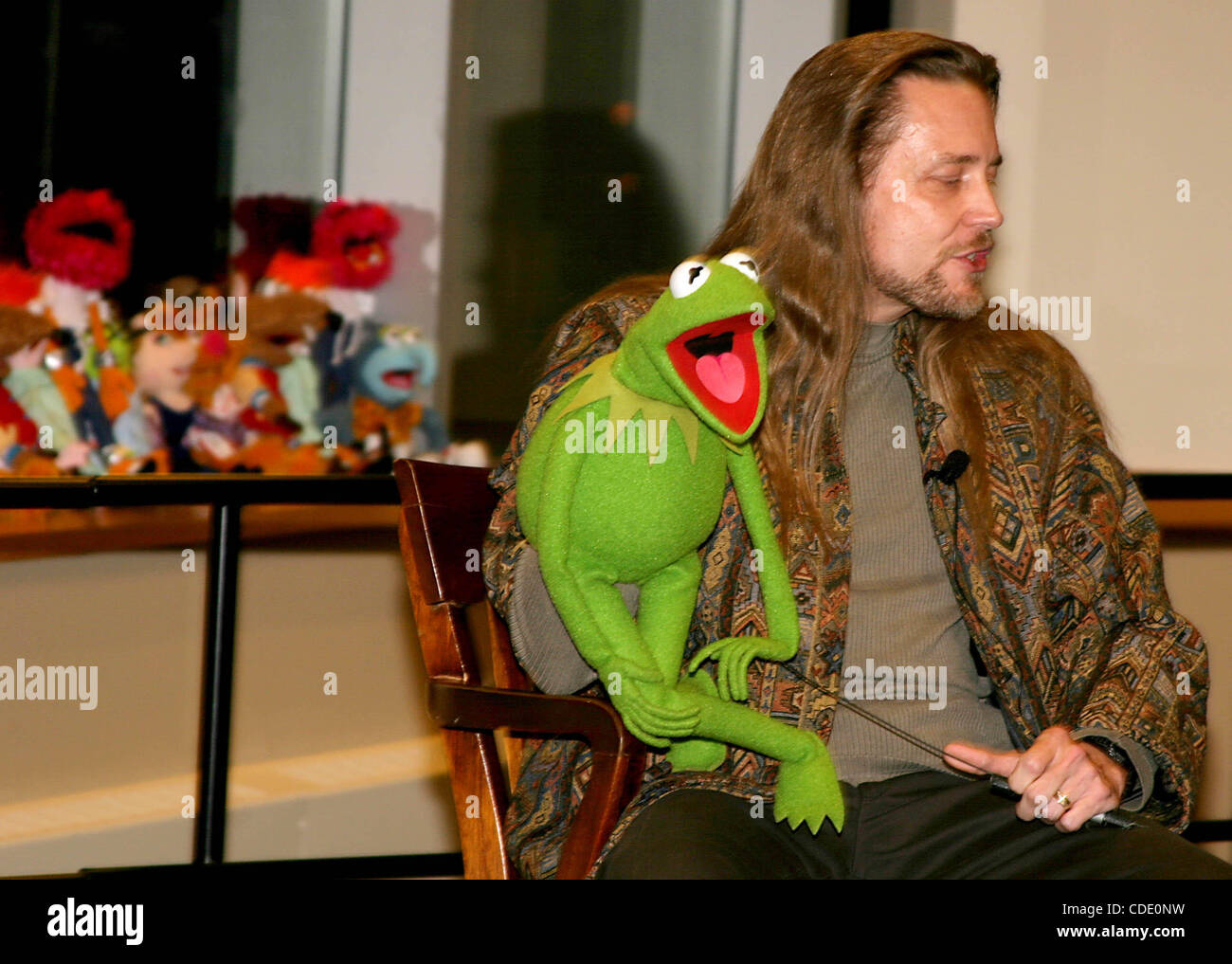 1. Januar 2011 - New York, New York, US - K34121RM. KERMIT der Frosch und seine Freunde aus der SESAMSTRAßE mit seinem MIETLING STEVE eine aktualisierte NYC-VERSION von "A CHRISTMAS CAROL und ein MITSINGEN JINGLE BELLS" in BARNES und NOBLE AT LINCOLN zu lesen-Zentrum IN NEW YORK New York.11/14/2003.  / 200 Stockfoto