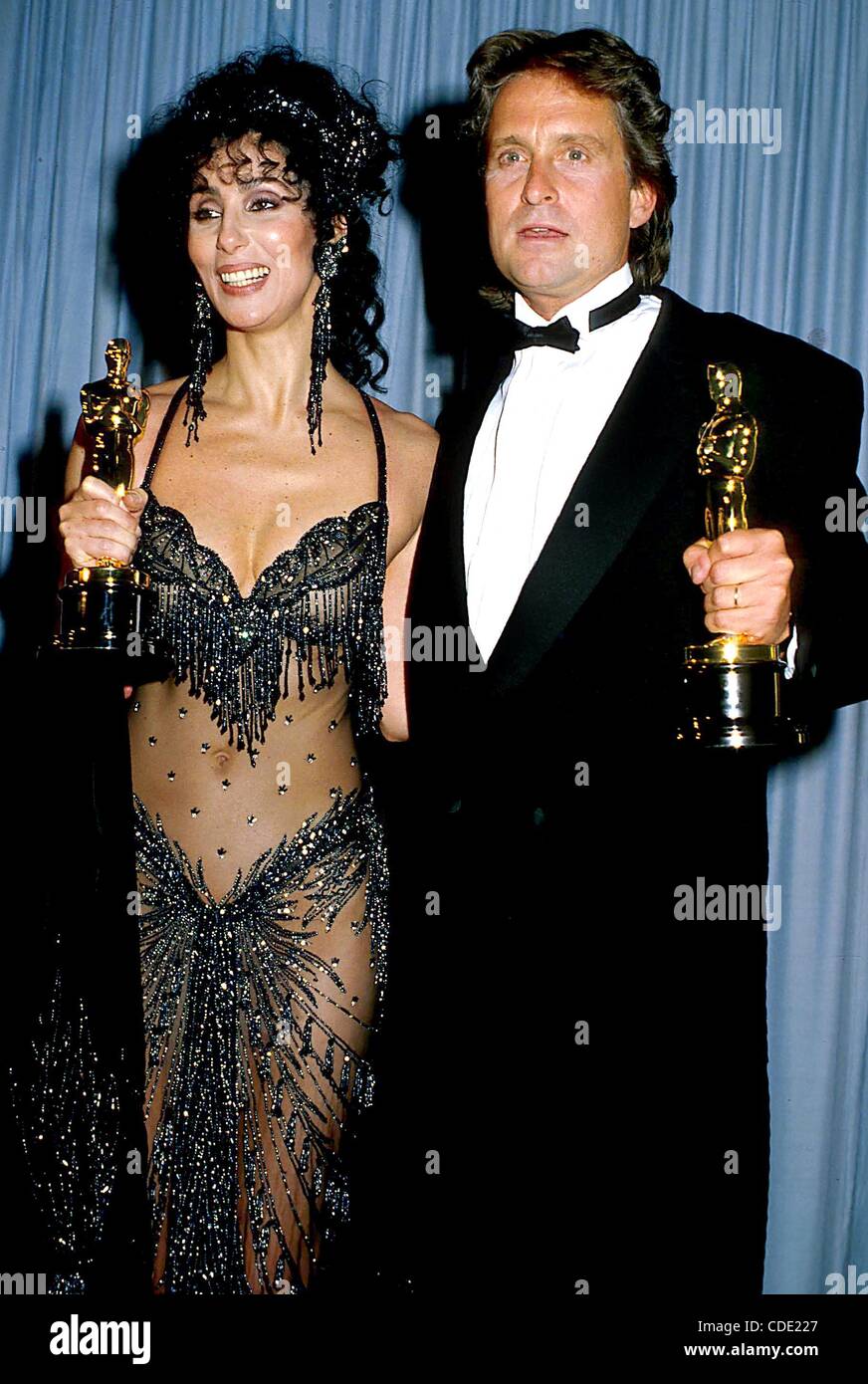 1. Januar 2011 - Hollywood, Kalifornien, USA - MICHAEL DOUGLAS AT 1988 ACADEMY AWARDS/OSCARS.  / / MICHAEL DOUGLAS UND CHER... MICHAELDOUGLASRETRO (Kredit-Bild: © Phil Roach/Globe Photos/ZUMAPRESS.com) Stockfoto