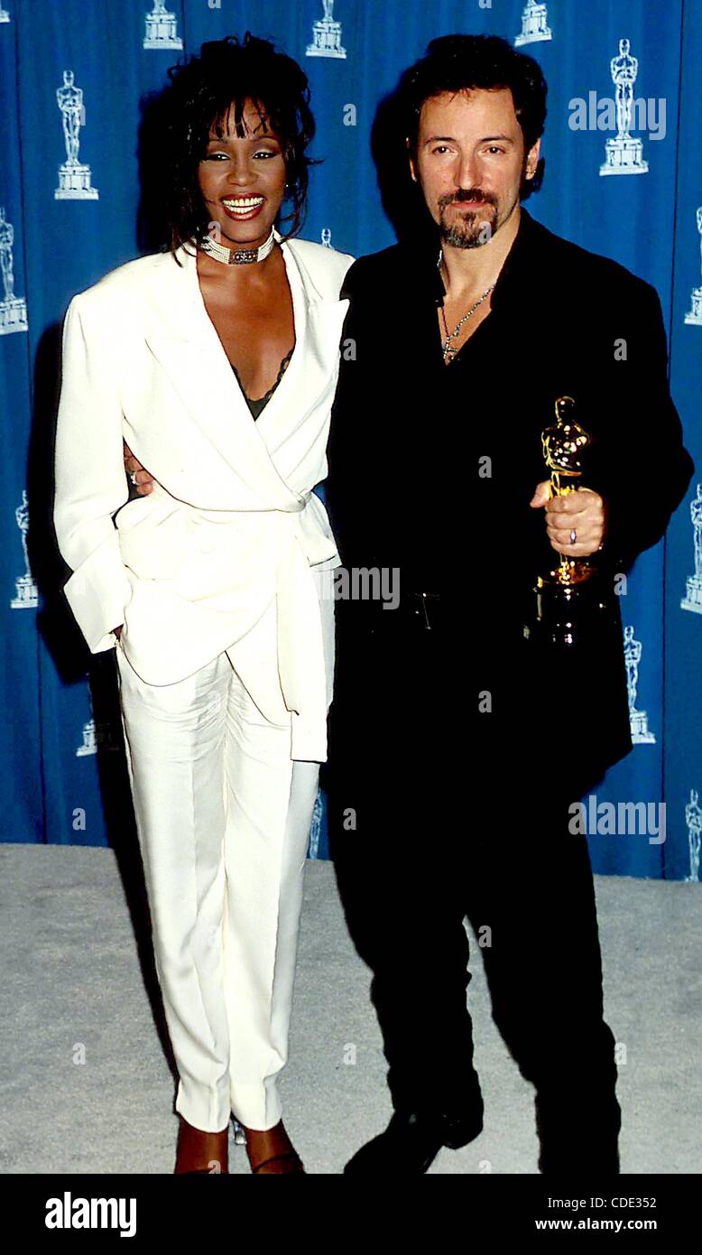 1. Januar 2011 - Hollywood, Kalifornien, USA - ACADEMY AWARDS / OSCARS. WHITNEY HOUSTON UND BRUCE SPRINGSTEEN. (Kredit-Bild: © Phil Roach/Globe Photos/ZUMAPRESS.com) Stockfoto