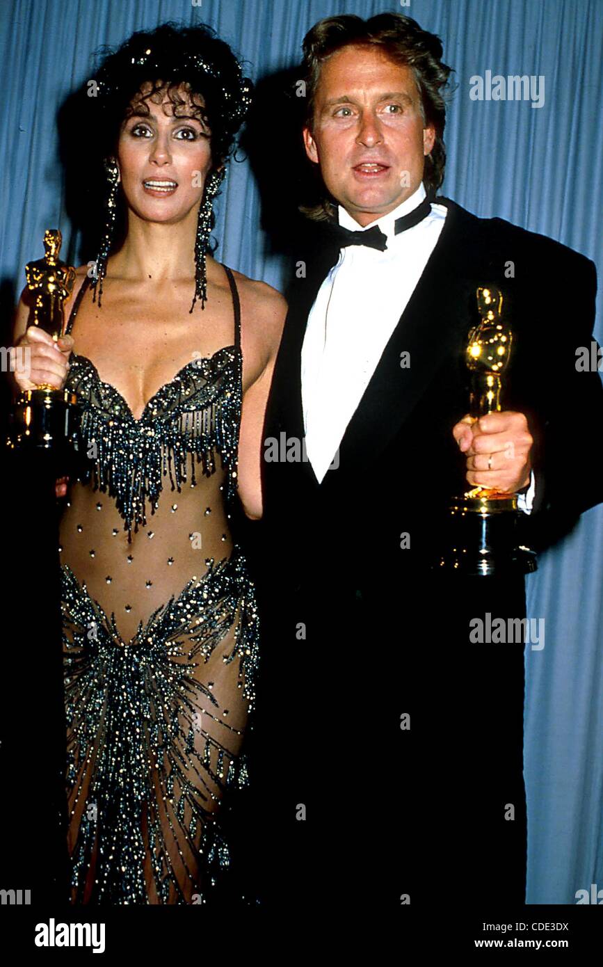 1. Januar 2011 - Hollywood, Kalifornien, USA - ACADEMY AWARDS / OSCARS.14962.CHER und MICHAEL DOUGLAS.  / / 1988 (Kredit-Bild: © Phil Roach/Globe Photos/ZUMAPRESS.com) Stockfoto