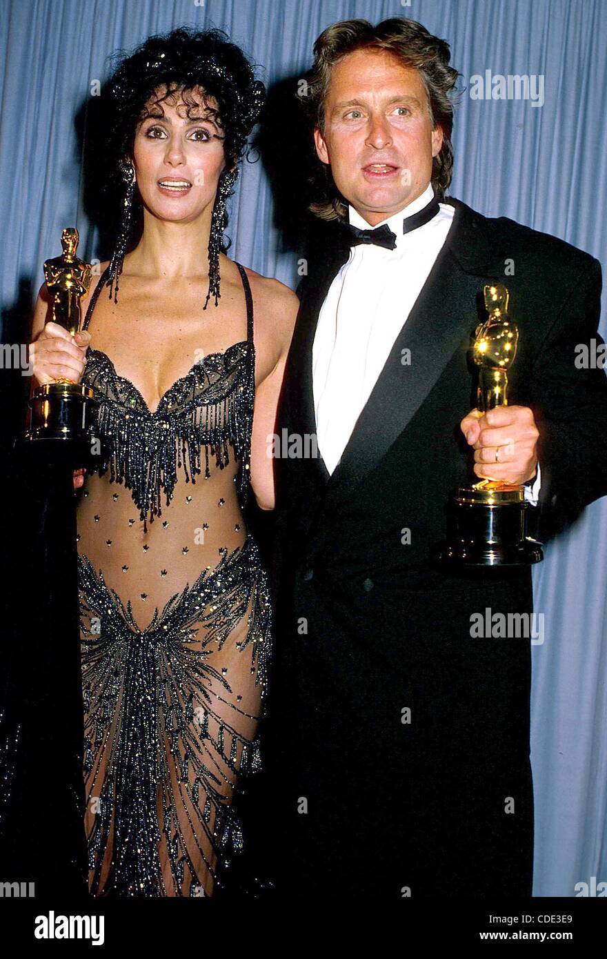 1. Januar 2011 - Hollywood, Kalifornien, USA - ACADEMY AWARDS / OSCAR.14962.CHER MICHAEL DOUGLAS.  / / 1988 (Kredit-Bild: © Phil Roach/Globe Photos/ZUMAPRESS.com) Stockfoto