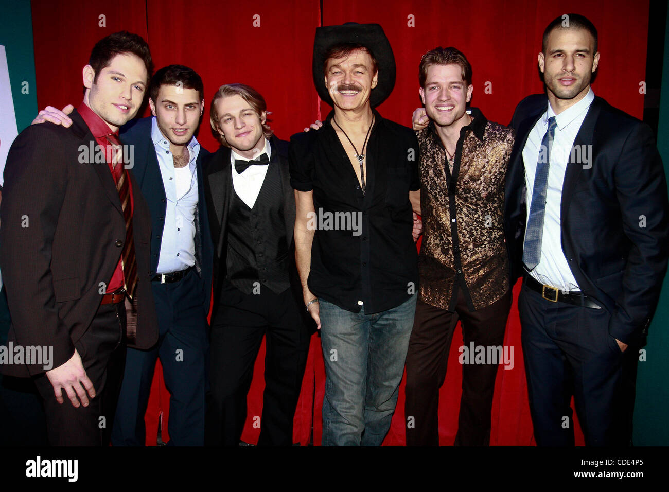 Nick Matthews; Max Rhyser; Chase Coleman; Randy Jones von den Village People; Ronnie Kroell; Ben Pamies besuchen Sie eine Vorführung von "Zwischen Männern" am 1. Februar 2011 im Hudson Terrace in New York City Stockfoto