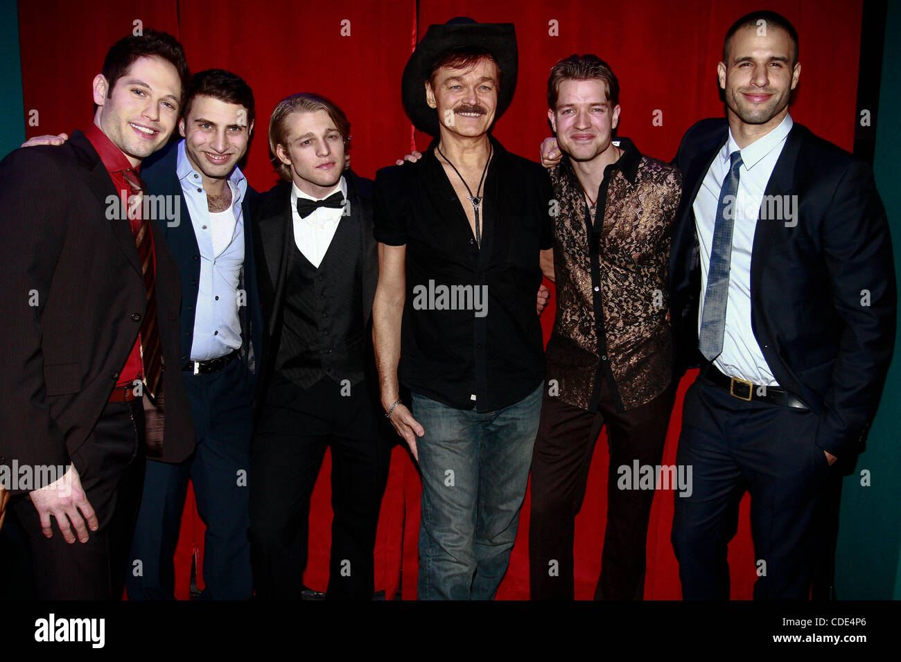 Nick Matthews; Max Rhyser; Chase Coleman; Randy Jones von den Village People; Ronnie Kroell; Ben Pamies besuchen Sie eine Vorführung von "Zwischen Männern" am 1. Februar 2011 im Hudson Terrace in New York City Stockfoto