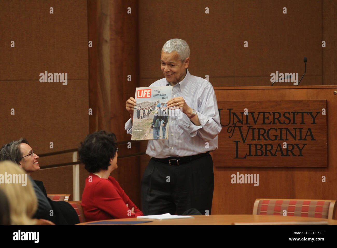 22. Februar 2011 - Charlottesville, Virginia, Vereinigte Staaten - JULIAN BOND, Chairman Emeritus und Vorstandsmitglied der NAACP und Professor an der Corcoran Department of History an der University of Virginia, führte eine Diskussion über die Bürgerrechtsbewegung und die Medien mit Gast (nicht abgebildet) A. Schardt, Journ Stockfoto