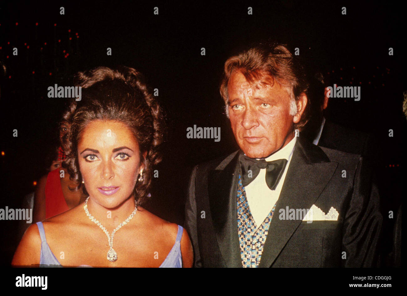 ELIZABETH TAYLOR, 79-Foto - Datei, die Oscar-prämierten Film Göttin und wegweisende AIDS-Aktivistin, deren außerhalb des Bildschirms Eheschließungen, Scheidungen und todesmutige Heldentaten ihrer Filme für Drama wetteifern, starb 23. März 2011 von kongestiver Herzinsuffizienz. Bild - 1970 - ELIZABETH TAYLOR und RICHARD BURTON. (Credit Stockfoto