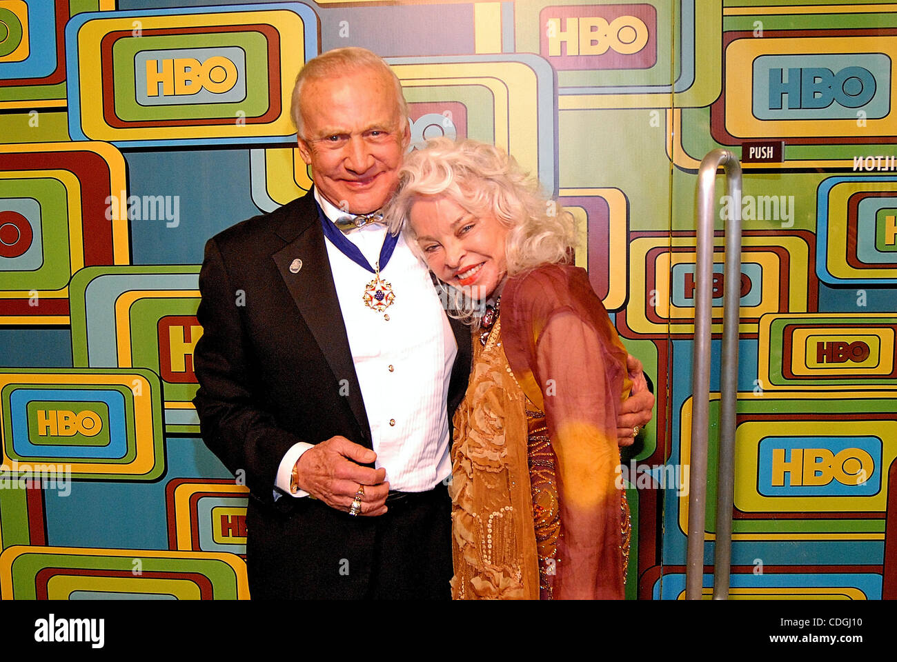 16. Januar 2011 besuchen - Beverly Hills, Kalifornien, US - Astronaut BUZZ ALDRIN (L) und Frau LOIS ALDRIN HBO Post 2011 Golden Globe Awards Party im Beverly Hilton Hotel statt. (Bild Kredit: Valerie Nerres/ZUMAPRESS.com ©) Stockfoto