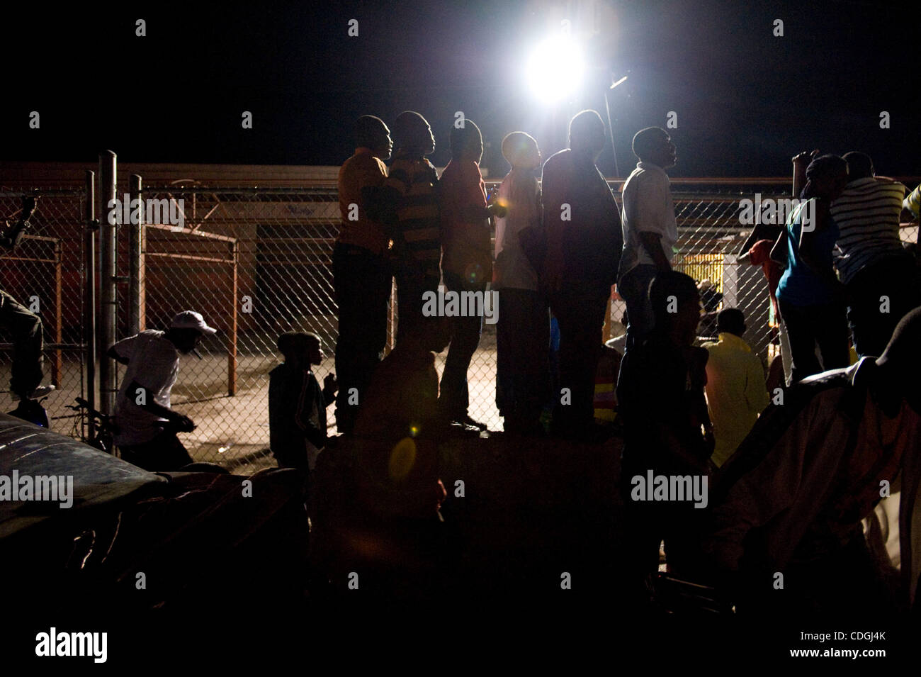 16. Januar 2011 - Port Au Prince, Haiti - Anhänger von Jean-Claude Duvalier, Baby Doc, erwarten seine Rückkehr am Flughafen von Port Au Prince. Duvalier zurück vor den Präsidentschaftswahlen Stichwahlen verdrängt im Jahr 1986. (Kredit-Bild: © Mark Murrmann/ZUMAPRESS.com) Stockfoto