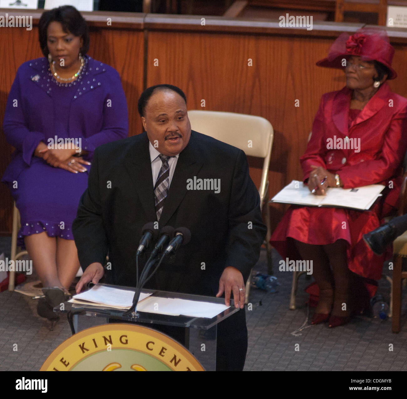 17. Januar 2011 - befasst Atlanta, Georgia, USA - MARTIN LUTHER KING III sich mit das Publikum während der 25-Jahr-Feier von den bundesweiten Feiertag zu Ehren des verstorbenen Dr. Martin Luther King, Jr. in der Ebenezer Baptist Church. Er ist der älteste Sohn von Dr. und Frau Coretta Scott King. Er ist auch Präsident Stockfoto