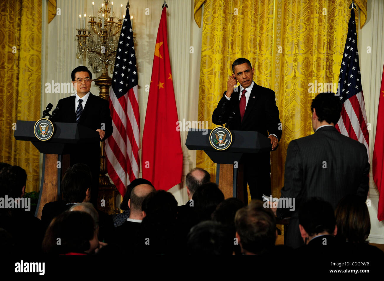 19. Januar 2011 - Washington, District Of Columbia, USA - Präsident BARACK OBAMA und Präsident HU JINTAO von der Volksrepublik China, beteiligen sich an einer gemeinsamen Pressekonferenz im östlichen Raum im Weißen Haus in Washington, D.C. (Credit-Bild: © Mary F. Calvert/ZUMAPRESS.com) Stockfoto