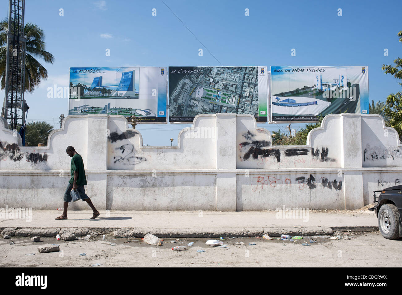 20. Januar 2011 geht - Port-au-Prince, Haiti - ein Mann vorbei Poster zeigt geplante Denkmal Plaza Boulevard Harry Truman, in der Nähe von Hafen von Haiti. (Kredit-Bild: © Mark Murrmann/ZUMAPRESS.com) Stockfoto