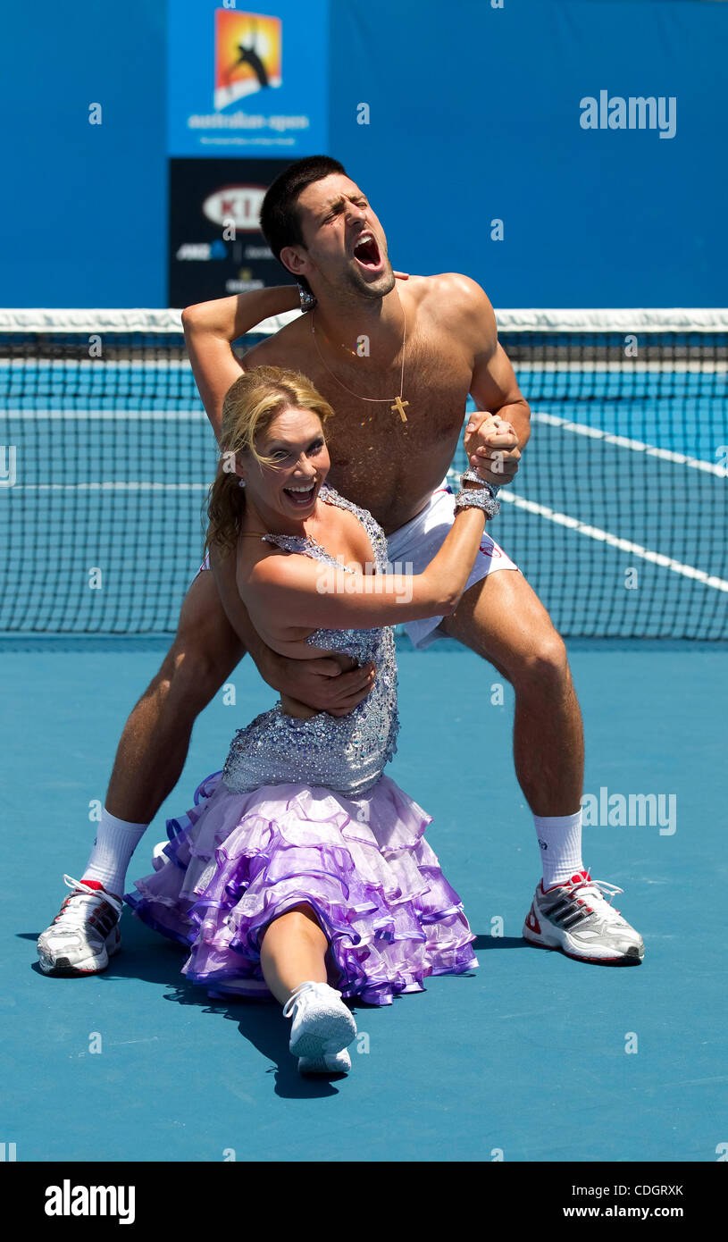 Januar 2011; Melbourne Park, Melbourne, Australien; Kym Johnson von ABC's Dancing with the Stars gibt Novak Djokovic (SRB) einige Tanzstunden auf dem Tennisplatz und gibt ihr einige Tennistipps am fünften Tag der Australian Open 2011 im Melbourne Park. Obligatorische Gutschrift: Susan Mullane Stockfoto