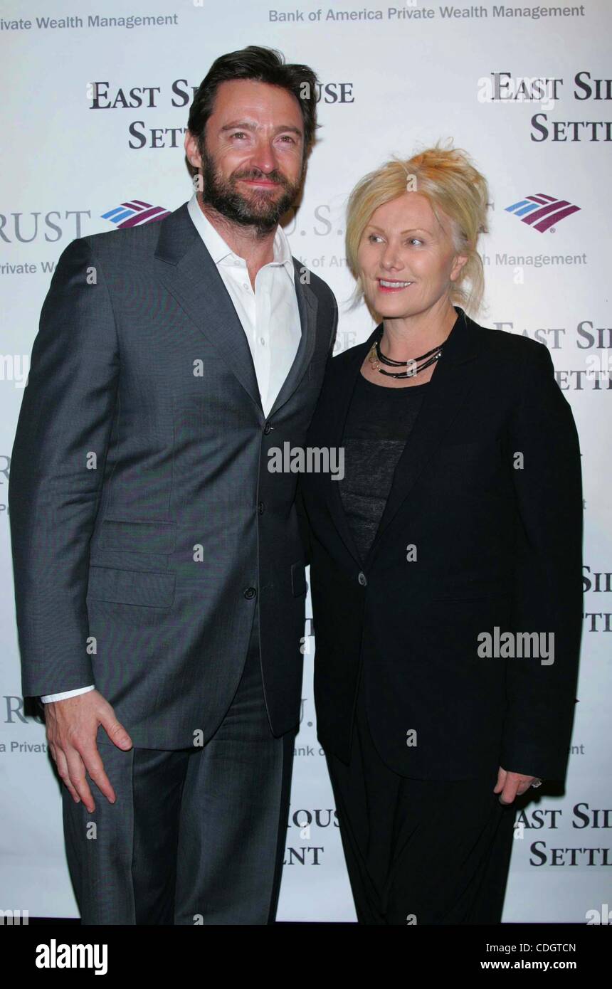 20. Januar 2011 - New York, New York, USA - HUGH JACKMAN und Frau DEBORRA LEE FURNESS für den Winter Antiques Show an der Park Avenue Armory in New York am 20. Januar 2011 ankommen. .. K67408SN. (Kredit-Bild: © Sharon Neetles/Globe Photos/ZUMAPRESS.com) Stockfoto
