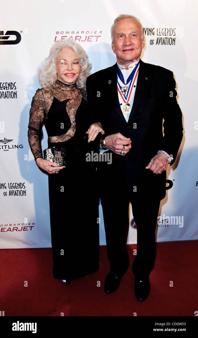 21. Januar 2011 - Beverly Hills, Kalifornien, USA - BUZZ ALDRIN und LOIS ALDRIN zu den lebenden Legenden der Luftfahrt-Gala im Beverly Hilton Hotel. (Kredit-Bild: © Brian Cahn/ZUMAPRESS.com) Stockfoto