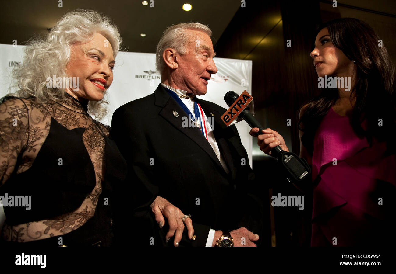 21. Januar 2011 sprechen - Beverly Hills, Kalifornien, USA - BUZZ ALDRIN und LOIS ALDRIN mit Reporter ADRIANNA COSTA bei der lebenden Legenden der Luftfahrt Gala im Beverly Hilton Hotel. (Kredit-Bild: © Brian Cahn/ZUMAPRESS.com) Stockfoto