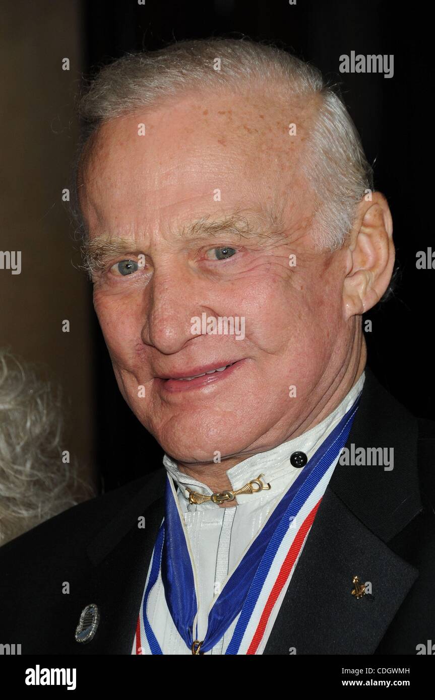 21. Januar 2011 - Los Angeles, Kalifornien, USA - Astronaut BUZZ ALDRIN an den 8. jährlichen "Living Legends of Aviation" Event Los Angeles. (Kredit-Bild: © Jeff Frank/ZUMAPRESS.com) Stockfoto