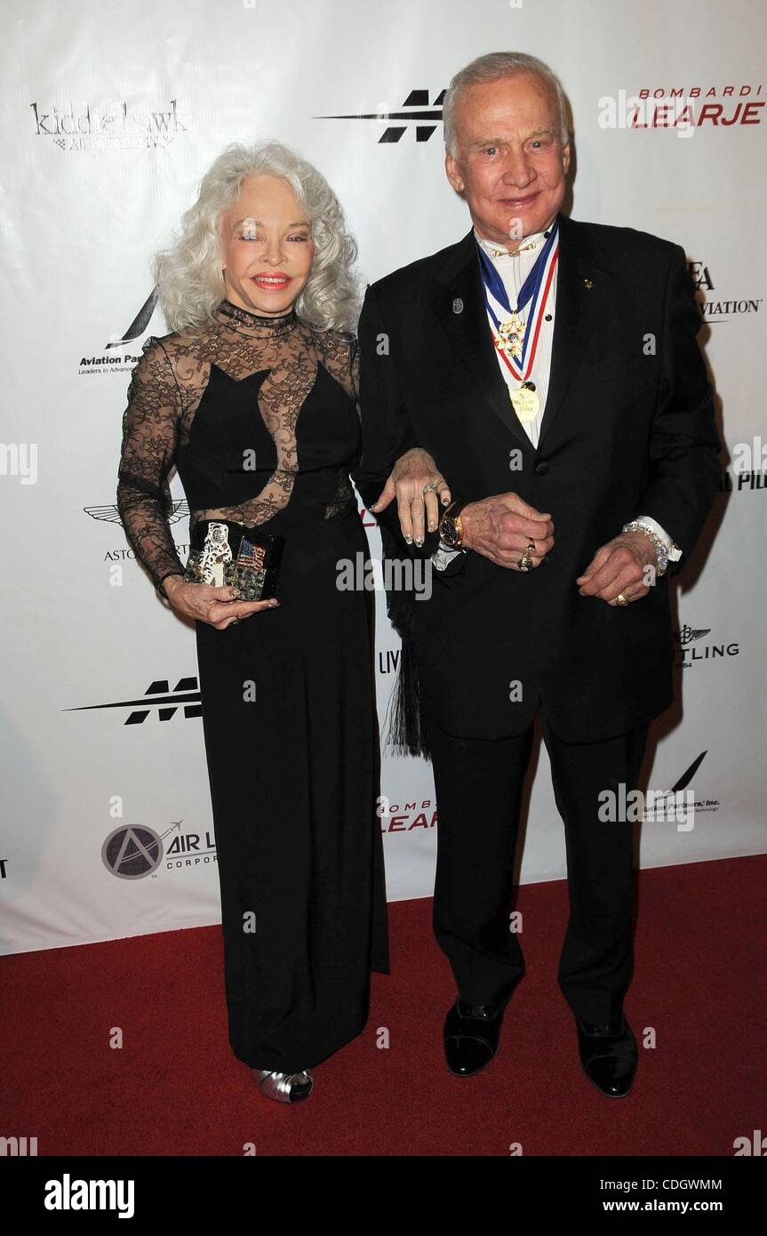 21. Januar 2011 - Los Angeles, Kalifornien, USA - Astronaut BUZZ ALDRIN, Frau LOIS an den 8. jährlichen "Living Legends of Aviation" Event Los Angeles. (Kredit-Bild: © Jeff Frank/ZUMAPRESS.com) Stockfoto