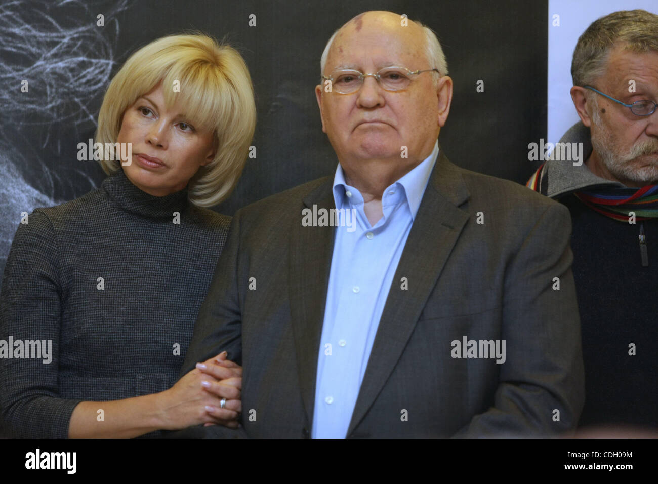 U xotiniga orqadan qaraydi