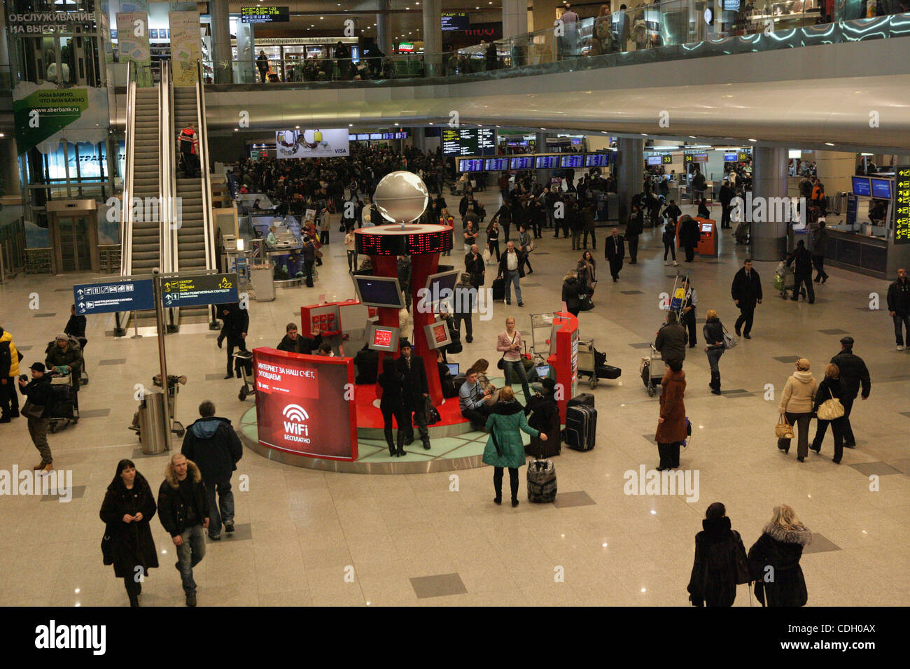 Blast trifft Domodedovo Airport.The Todesopfer 35, mit 130 mehr verletzt durch die Explosion erreicht hat. Im Bild: Passagiere Zone von Domodedovo Flughafen 3,5 Stunden nach der Explosion. Stockfoto