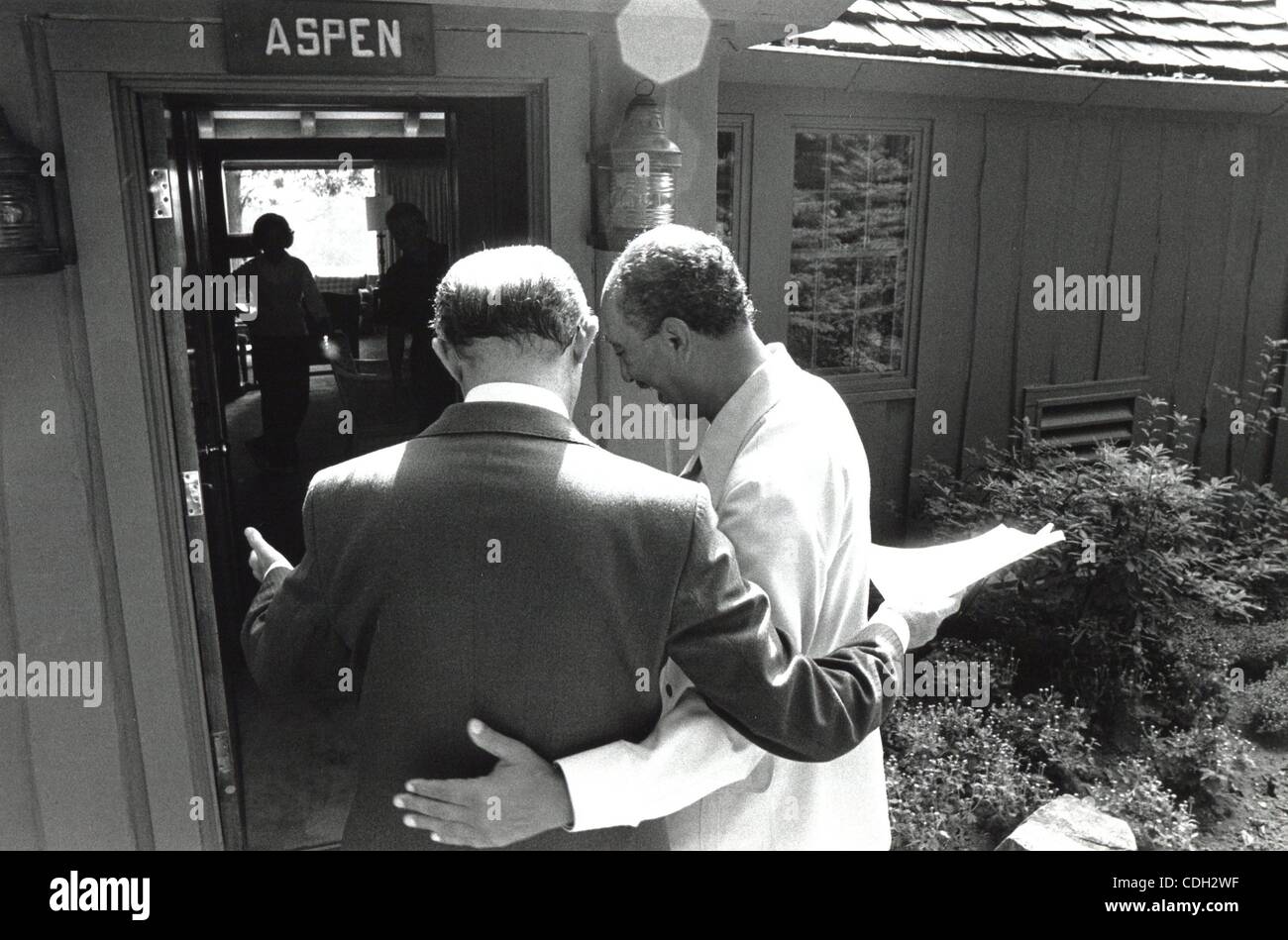 26. Januar 2011 zeigt - Camp David, MARYLAND, USA - (Datei) ein Datei-Bild vom 7. September 1978, Egyptian President Anwar al Sadat (R) und israelische Premierminister Menachem anfangen (L) Eingabe der Aspen Lodge, uns Präsident Jimmy Carter während der Nahost-Friedensverhandlungen in Camp David, Ma treffen Stockfoto