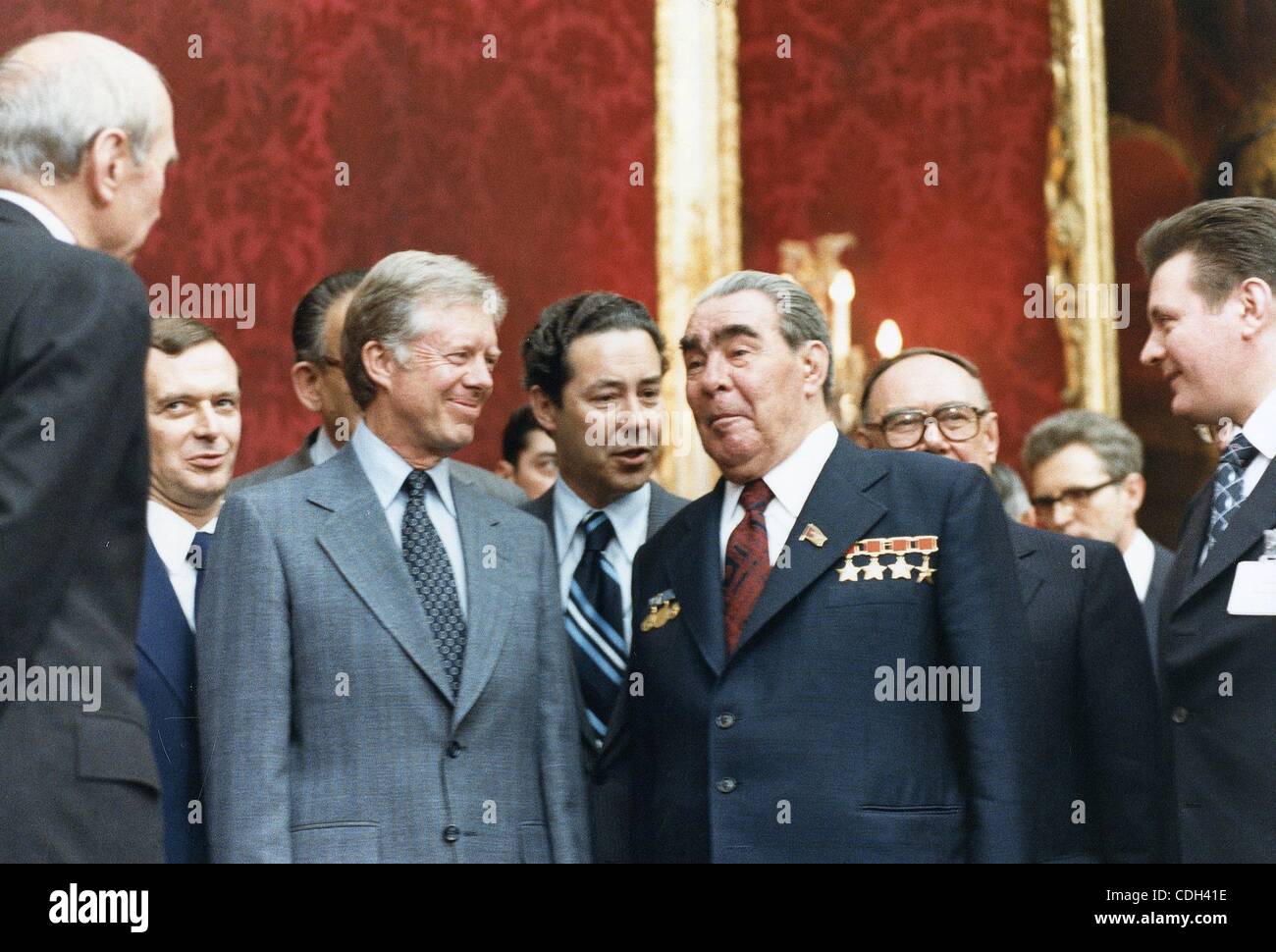 27. Januar 2011 - Wien, US - (Datei) A Datei Bild vom 15. Juni 1979 zeigt US-Präsident Jimmy Carter (L) und USSR Generalsekretär Leonid Brezhnev Begegnung Wien vor der Unterzeichnung des SALT-II Atomwaffen Vertrag. (Kredit-Bild: © Carter Archives/ZUMAPRESS.com) Stockfoto