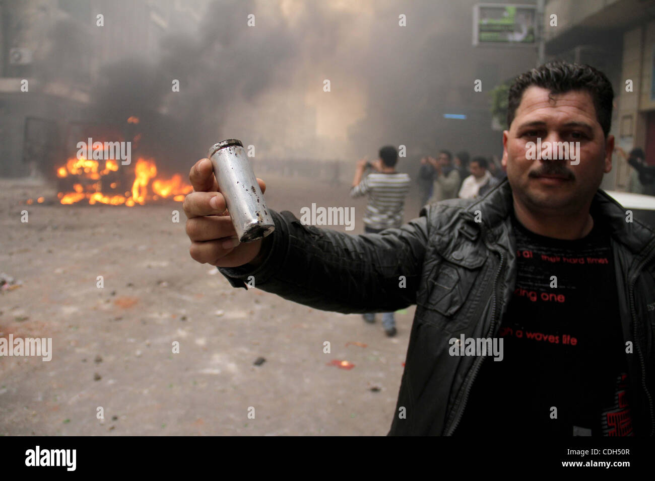 Eine ägyptische Demonstrant hält ein Tränengas während eines Marsches in Alexandria, Ägypten, 28. Januar 2011. Der ägyptische Präsident Hosni Mubarak trotzte eine Viertel Million Demonstranten fordern, er sein Amt sofort, kündigt er dienen würde, aus den letzten Monaten seiner Amtszeit und "Die auf ägyptischem Boden." Er verspricht nicht Stockfoto