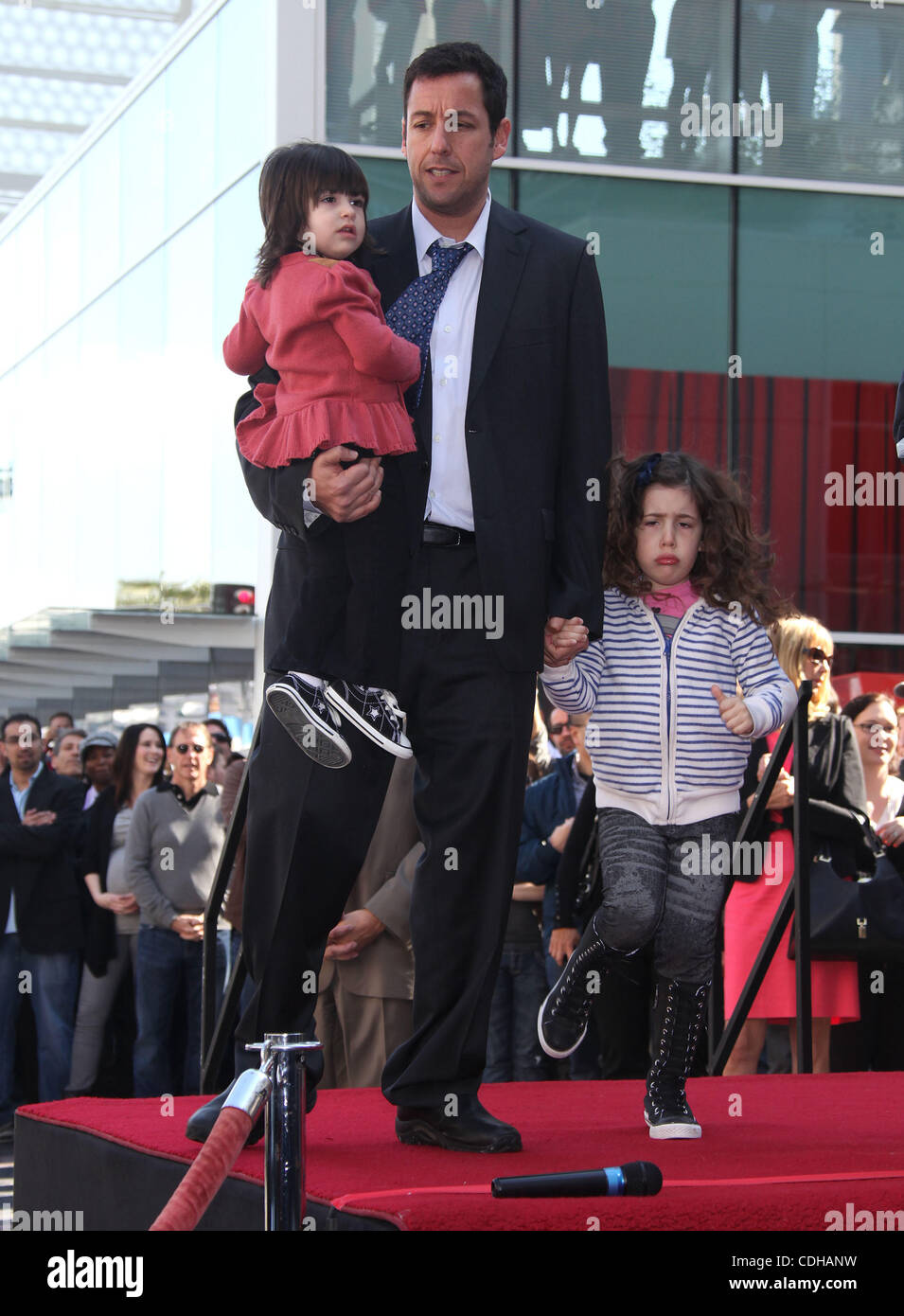 1. Februar 2011 - kids Hollywood, Kalifornien, USA - Adam Sandler, Sadie & Sunny als Walk of Fame Ceremony für Adam Sandler. (Kredit-Bild: © Lisa O'Connor/ZUMAPRESS.com) Stockfoto