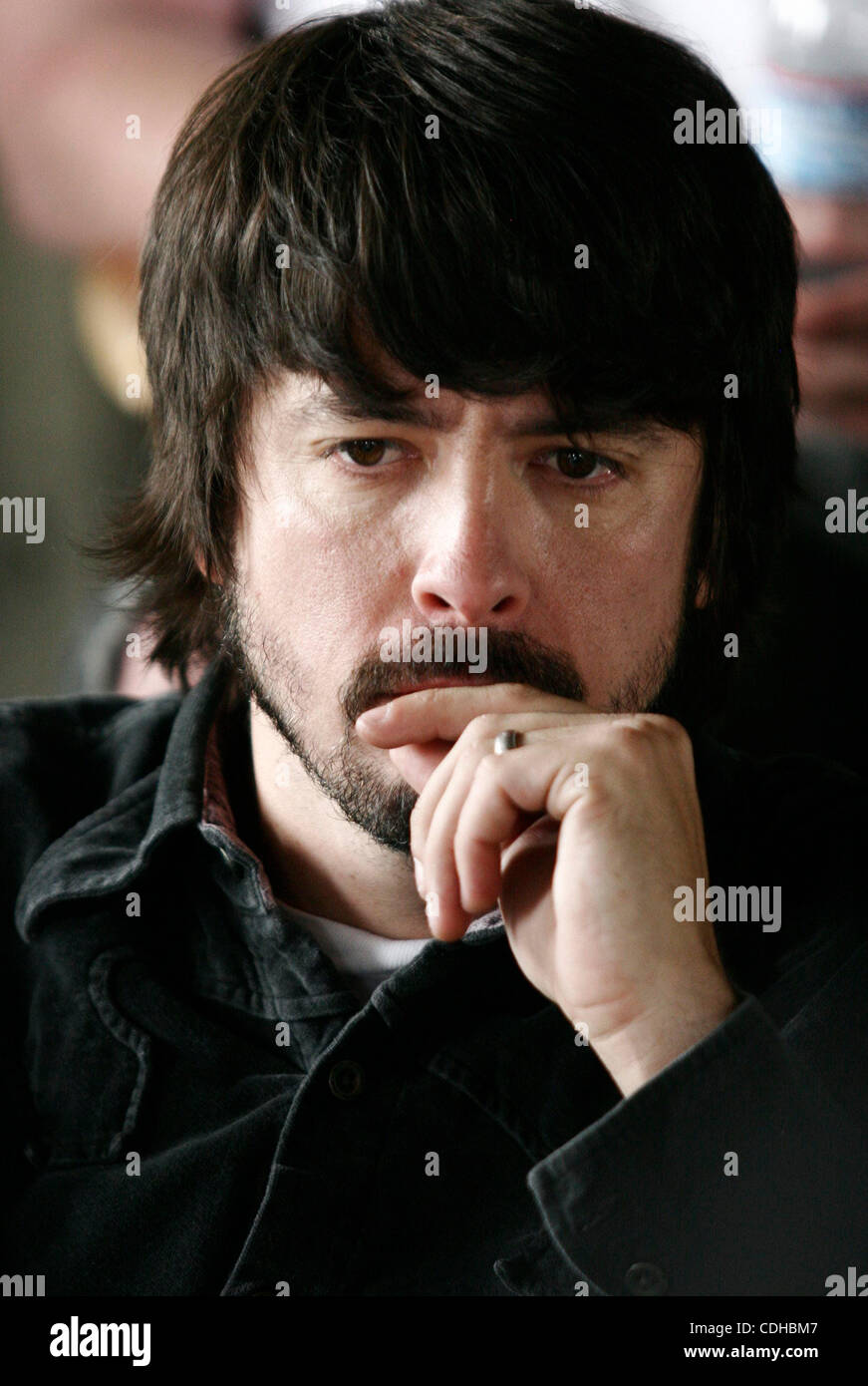 2. Februar 2011 - Los Angeles, Kalifornien, USA - DAVE GROHL von den "Foo Fighters" während der Aufnahme von Videos in privater Lage in Los Angeles. (Kredit-Bild: © Brian Lowe/ZUMAPRESS.com) Stockfoto