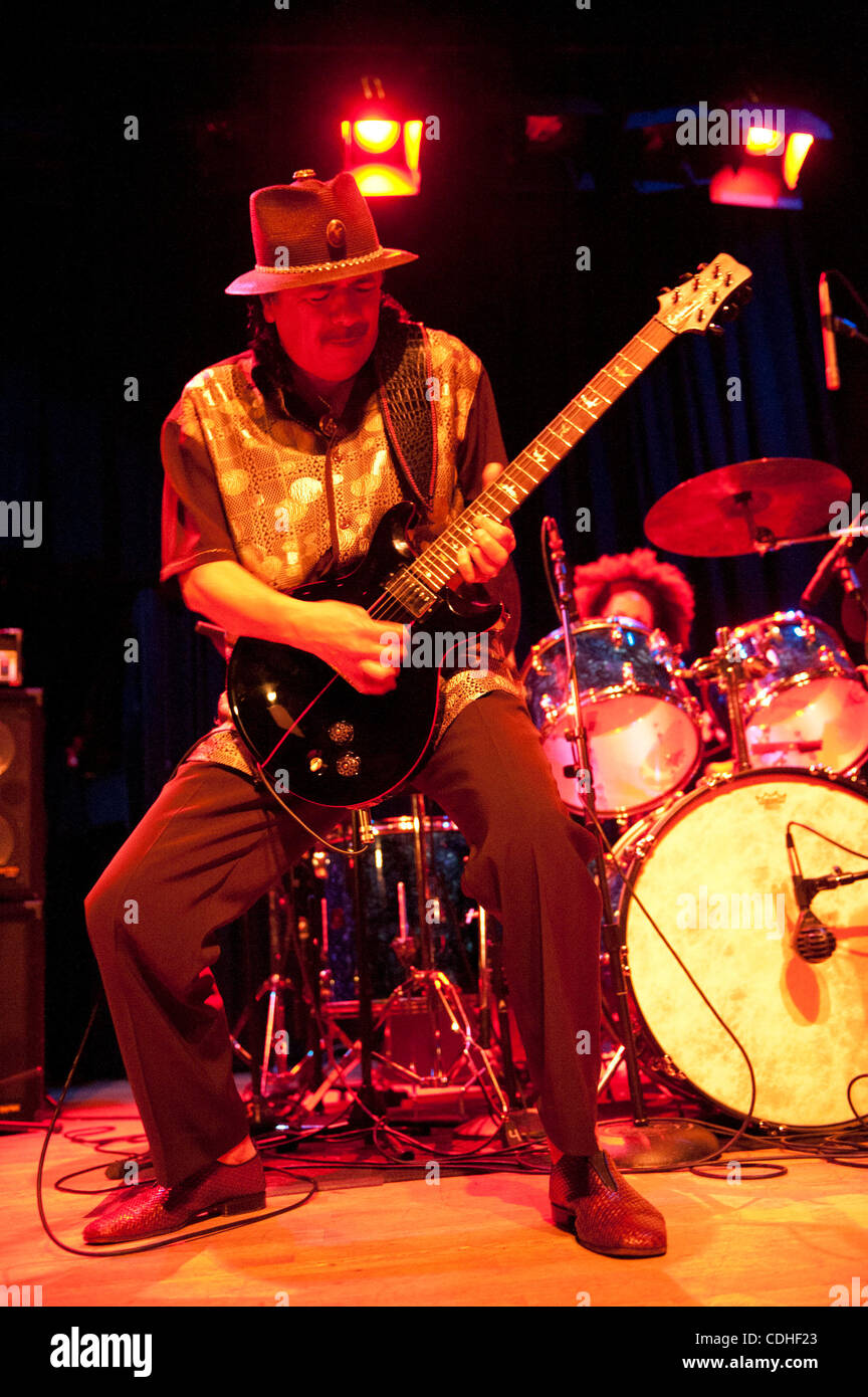 5. Februar 2011 tritt - Oakland, Kalifornien, USA - Special Guest CARLOS SANTANA mit Tony Williams Lifetime Tribute Band in Yoshis Jazz Club. (Kredit-Bild: © Jerome Brunet/ZUMAPRESS.com) Stockfoto