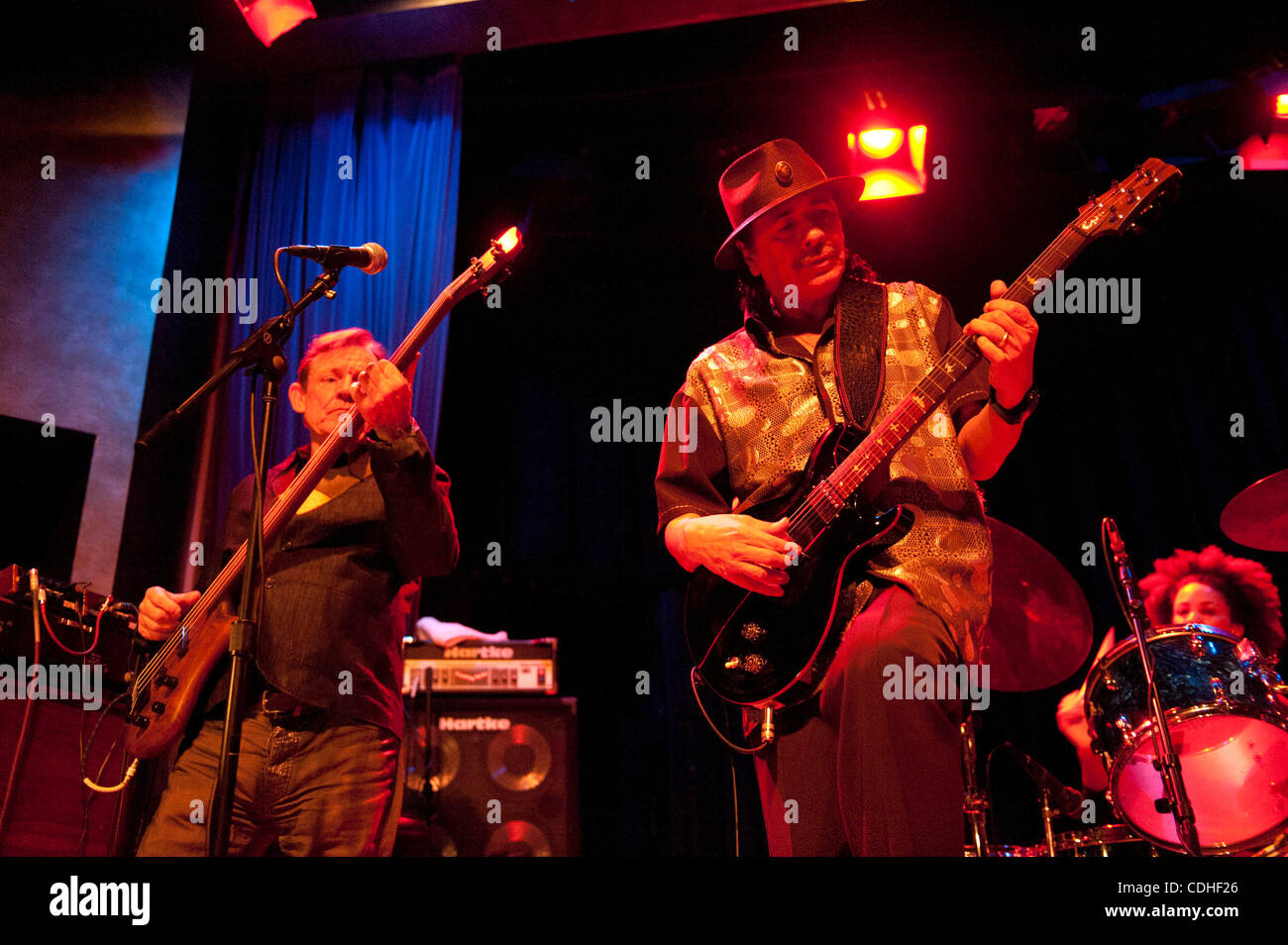 5. Februar 2011 durchführen - Oakland, Kalifornien, USA - JACK BRUCE und Special Guest CARLOS SANTANA live mit Tony Williams Lifetime Tribute Band in Yoshis Jazz Club. (Kredit-Bild: © Jerome Brunet/ZUMAPRESS.com) Stockfoto