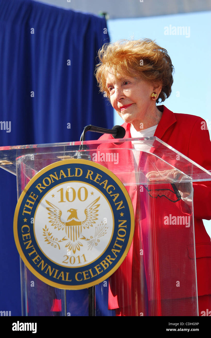 6. Februar 2011 - Simi Valley, Kalifornien, USA - ehemalige US First Lady NANCY REAGAN spricht während der hundertjährigen Geburtstagsfeier für ehemalige US-Präsident Ronald Reagan bei der Reagan Presidential Library. (Bild Kredit: Valerie Nerres/ZUMAPRESS.com ©) Stockfoto