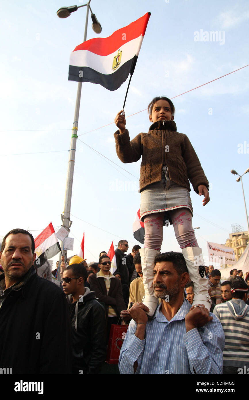 9. Februar 2011 steht - Kairo, Ägypten - junges Mädchen auf den Schultern der Väter, wie Tausende von Menschen versammeln sich, um auf dem Tahrir-Platz zu protestieren. Bedrängte Präsident Hosni Mubaraks drei Jahrzehnten autoritäre Herrschaft in Ägypten möglicherweise Donnerstagabend zu einem Ende kommen könnte, sagte CIA-Direktor Leon Panetta der US-Congr Stockfoto