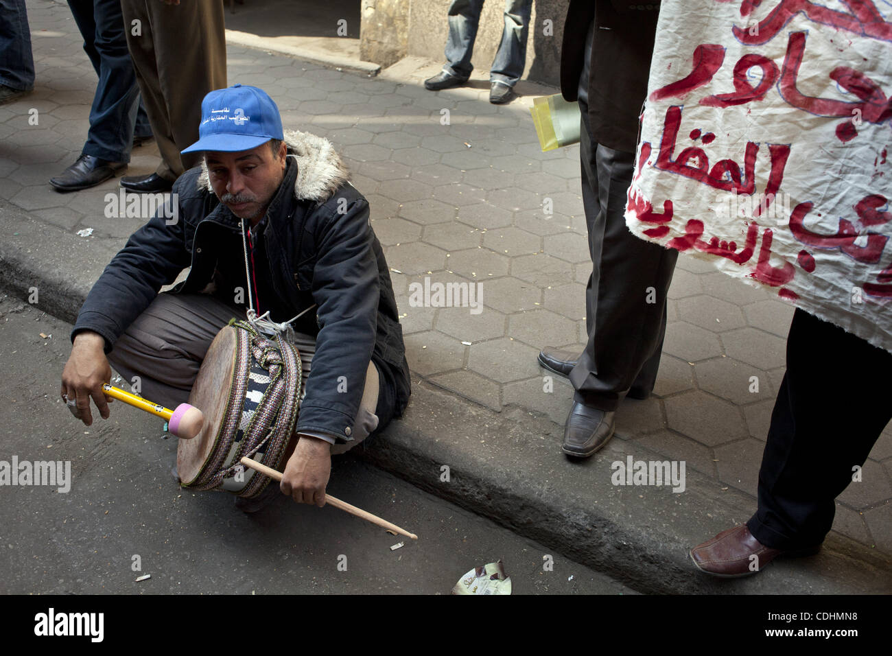 9. Februar 2011 - wartet, Kairo, Kairo, Ägypten - eine Gruppe von Arbeitern ein Protest vor dem Gewerkschaftsverband Ägypten beginnen... In Kairo heute kleinere Proteste vor viele Unternehmen brach wie Arbeitnehmer gefordert mehr Rechte und bessere Löhne. (Kredit-Bild: © David Degner/ZUMAPRESS.com) Stockfoto