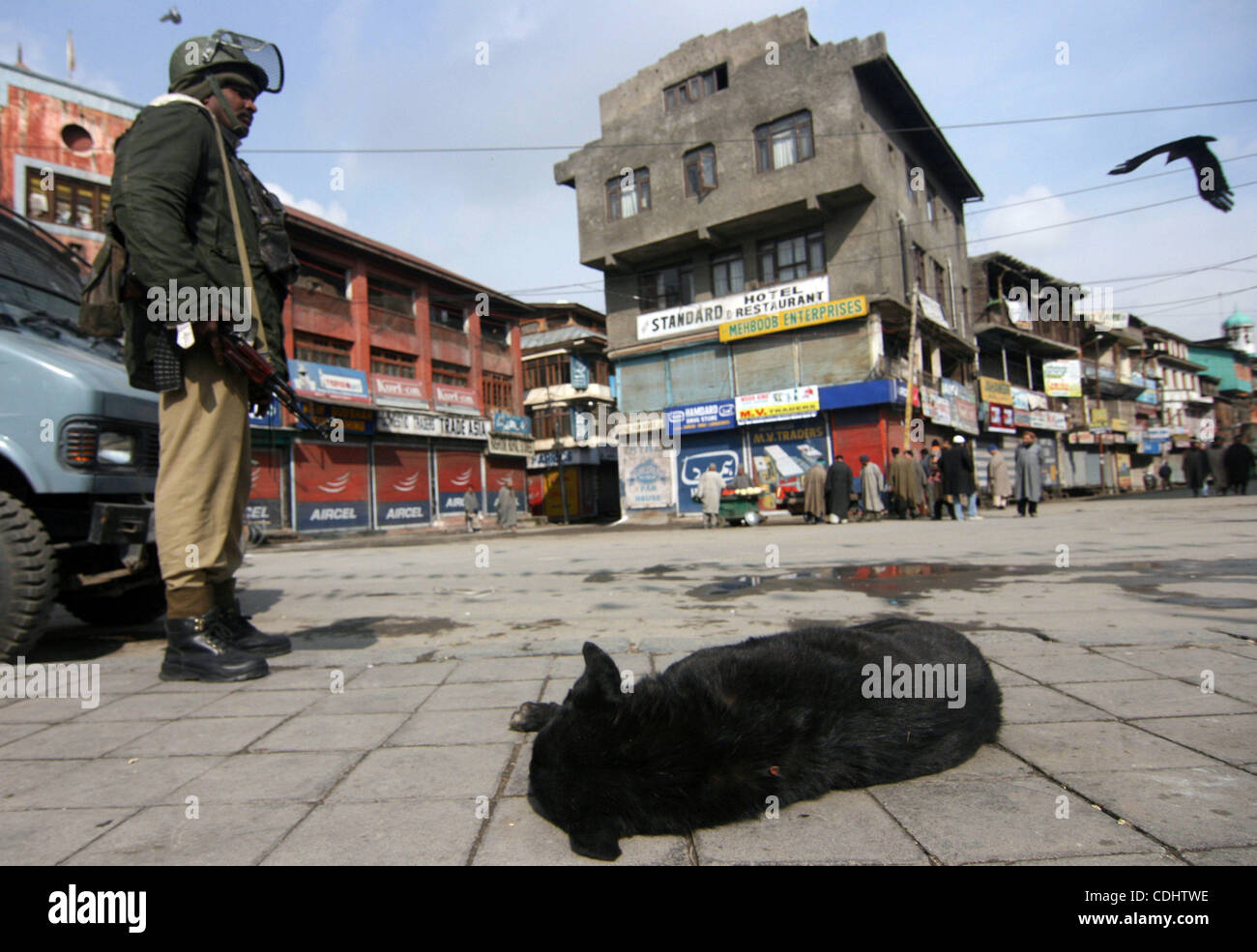 11. Februar 2011 - Srinagar, Kaschmir, Indien - indische zentrale Reserve Police Force (CRPF) Soldaten Wache während einer eintägigen Streik anlässlich der 27. Todestag von Jammu und Kaschmir Libration Front (GEISELN) Gründer Maqbool Bhat in den indischen Teil Kaschmirs Sommerhauptstadt Srinagar. Kashmiri seperatist Stockfoto