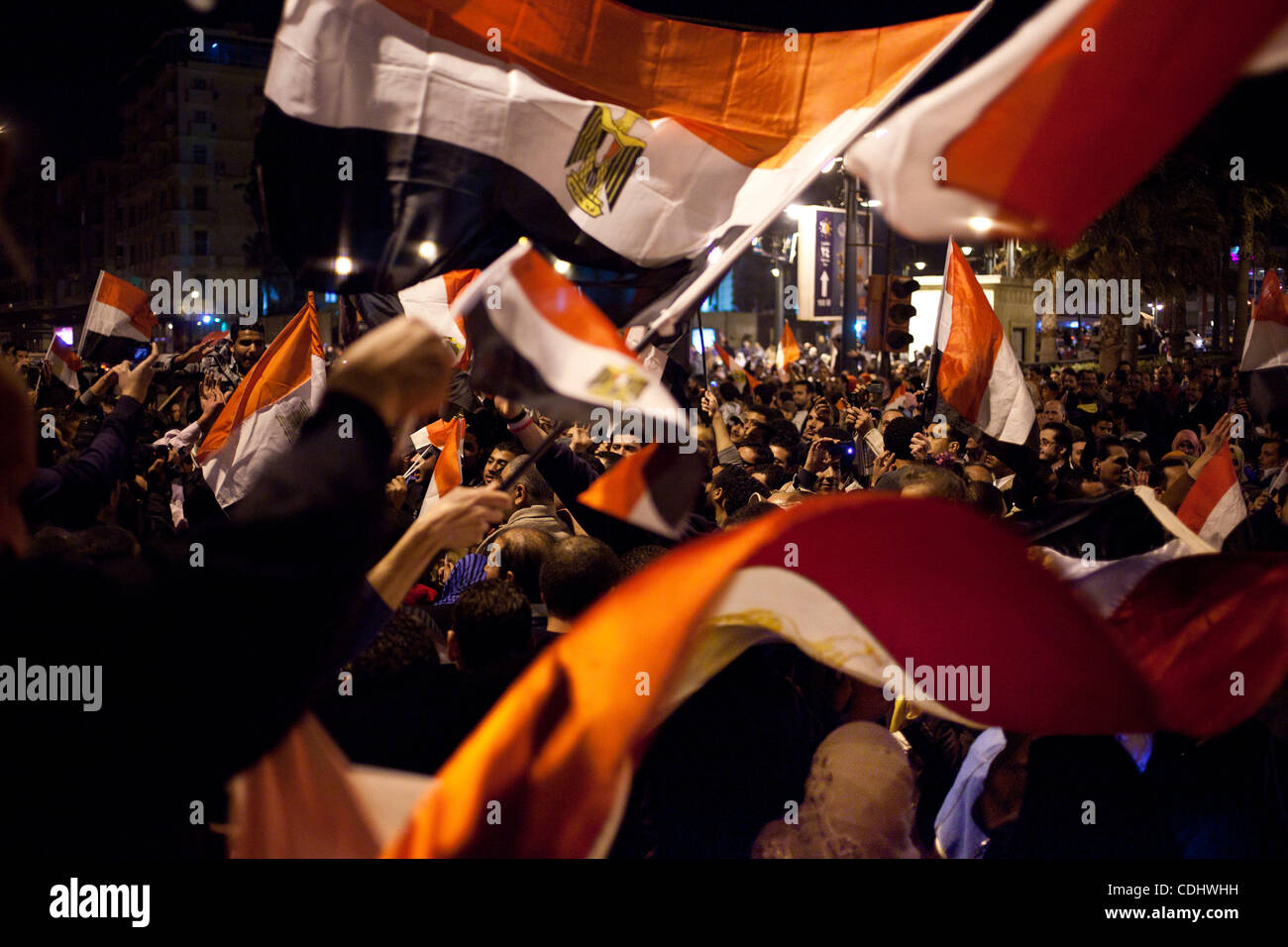 11. Februar 2011 - Alexandria, Ägypten - nach mehr als zwei Wochen von Unruhen und Proteste in Ägypten der ehemalige Präsident Mubarak hinunter und trat in Alexandria, Ägypten zweitgrößte Stadt, versammelten sich Bürger an der Corniche zu feiern. (Kredit-Bild: © David Degner/ZUMAPRESS.com) Stockfoto